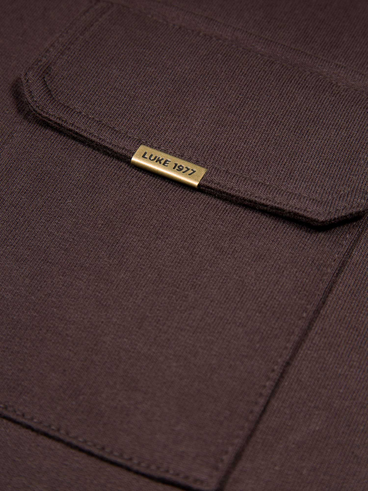 Men's relaxed-fit brown t-shirt with crew neck and short sleeves, detail view 2