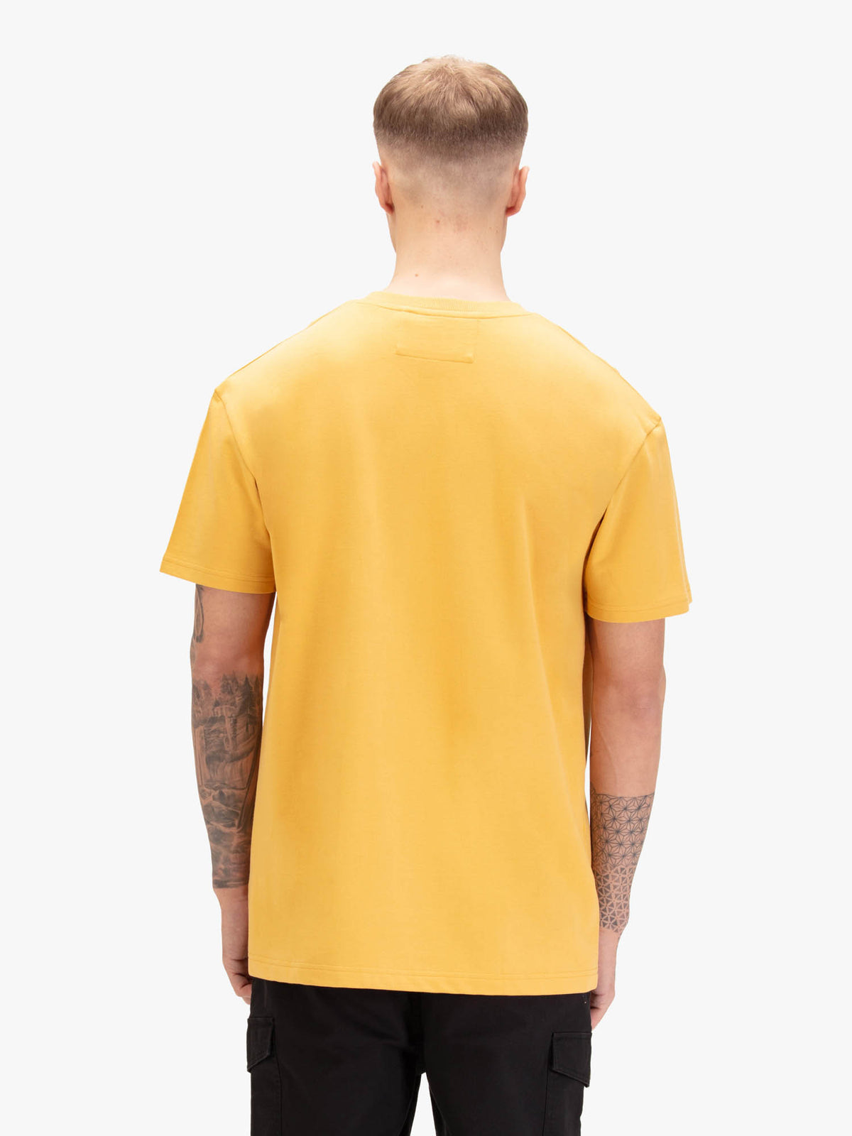 Men's relaxed-fit yellow t-shirt with crew neck and short sleeves, detail view 1