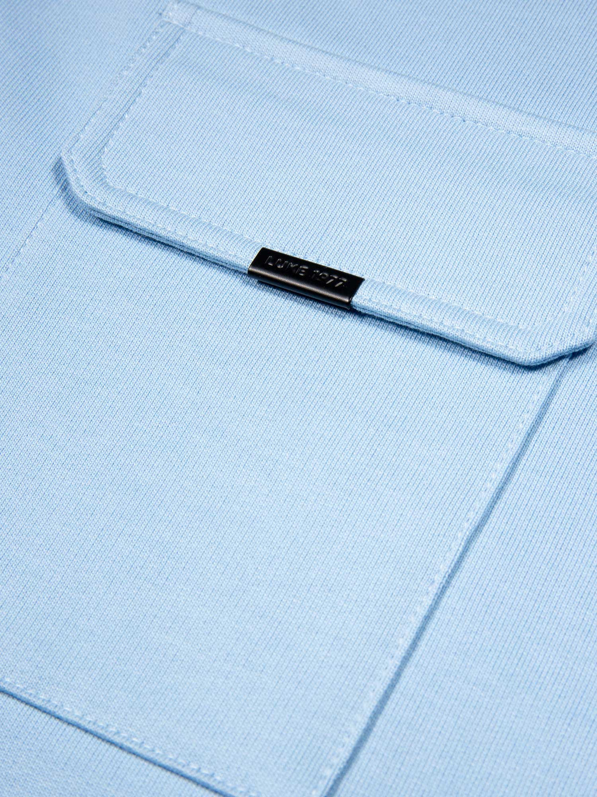 Men's relaxed-fit blue t-shirt with crew neck and short sleeves, detail view 2