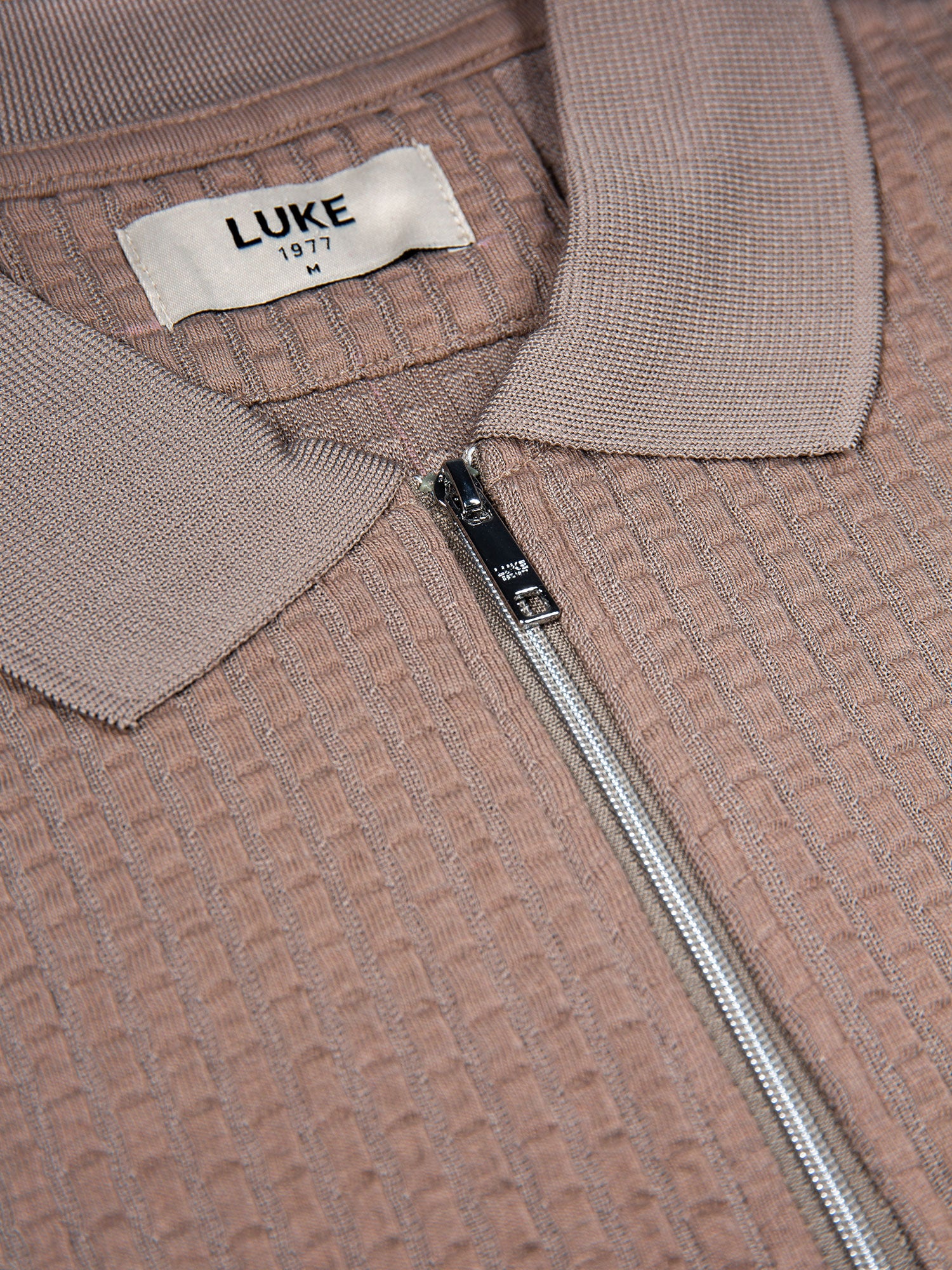 WAFFLE ON JACQUARD TEXTURED ZIP POLO