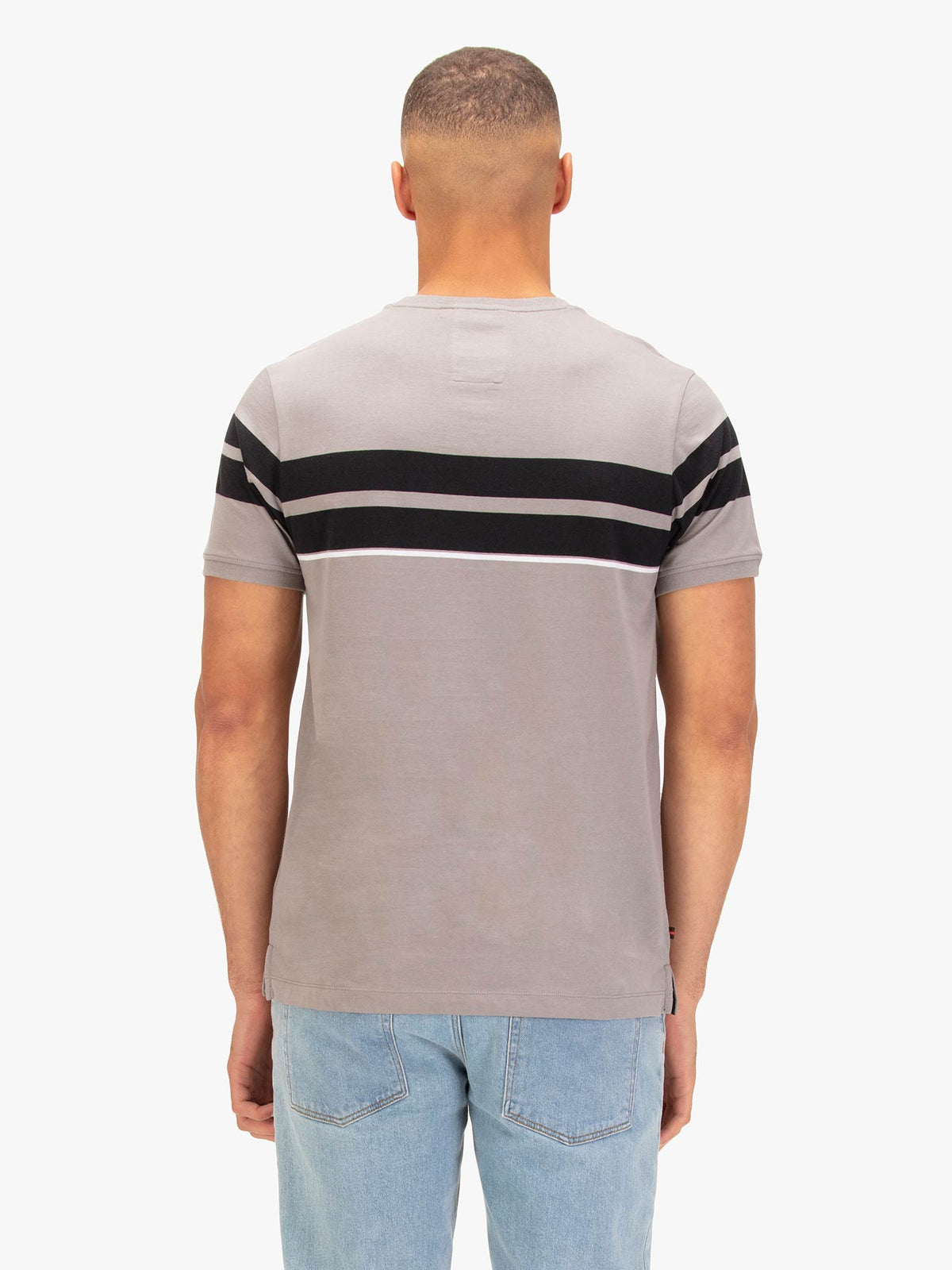 Men's grey t-shirt with crew neck and short sleeves.