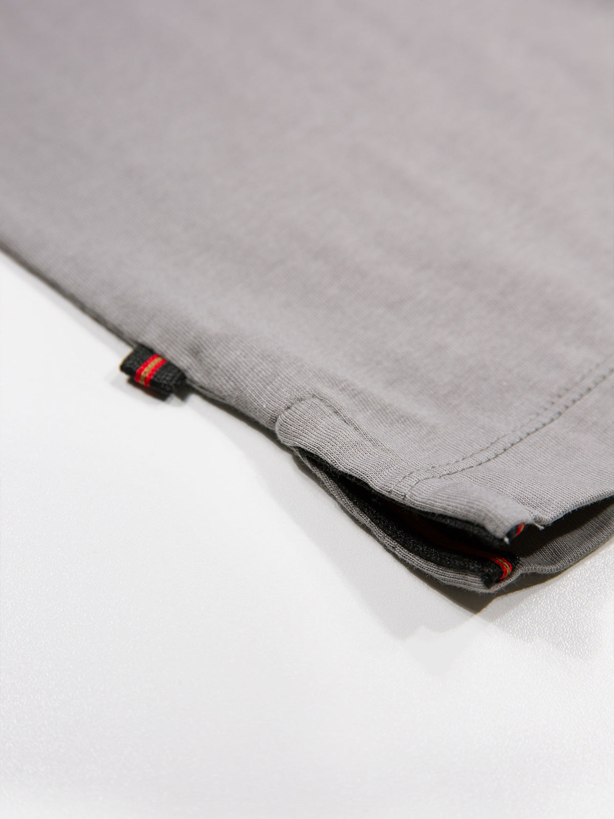 Men's grey t-shirt with crew neck and short sleeves.