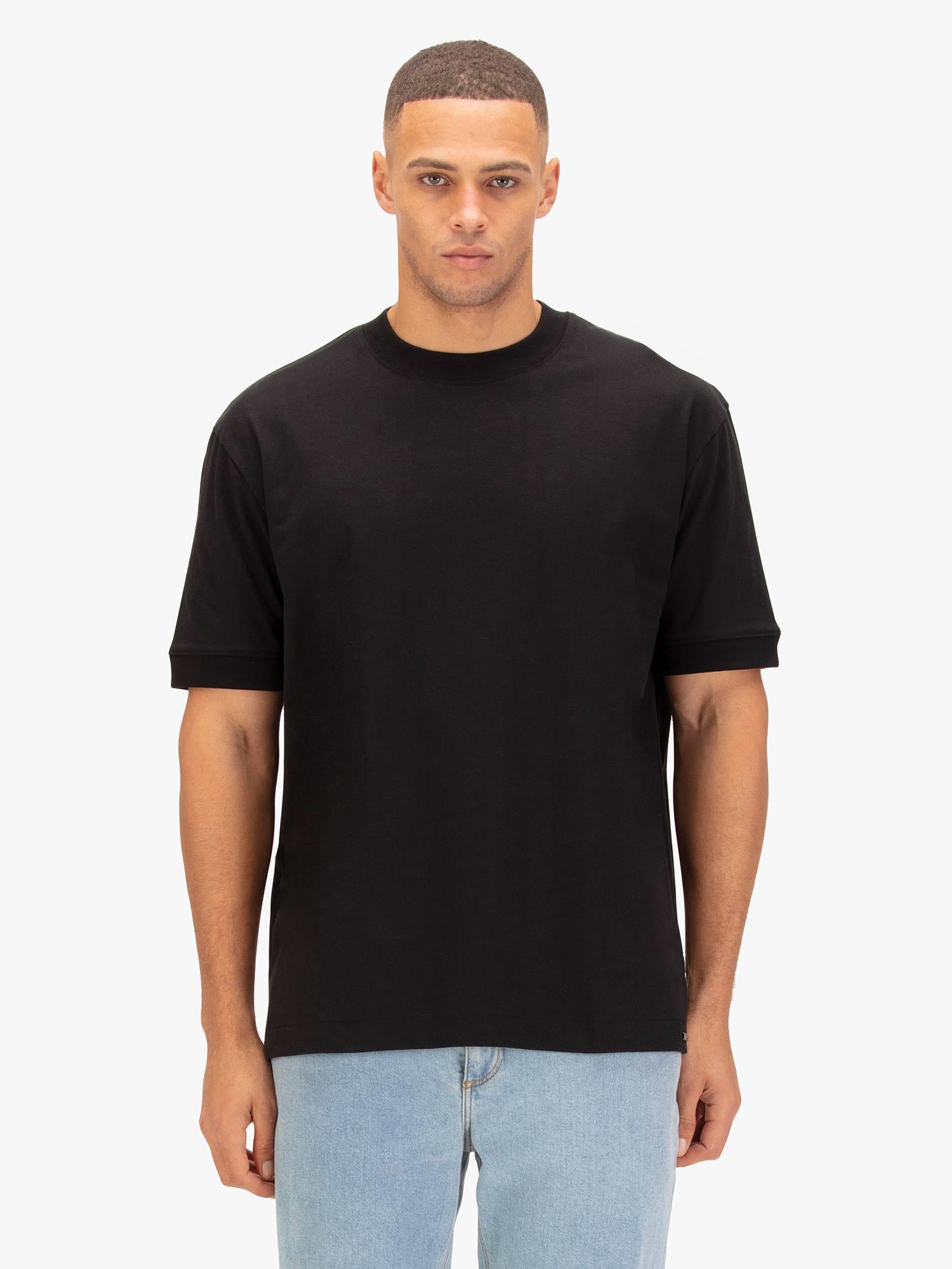 WHO WEARS THE RELAXED FIT T-SHIRT
