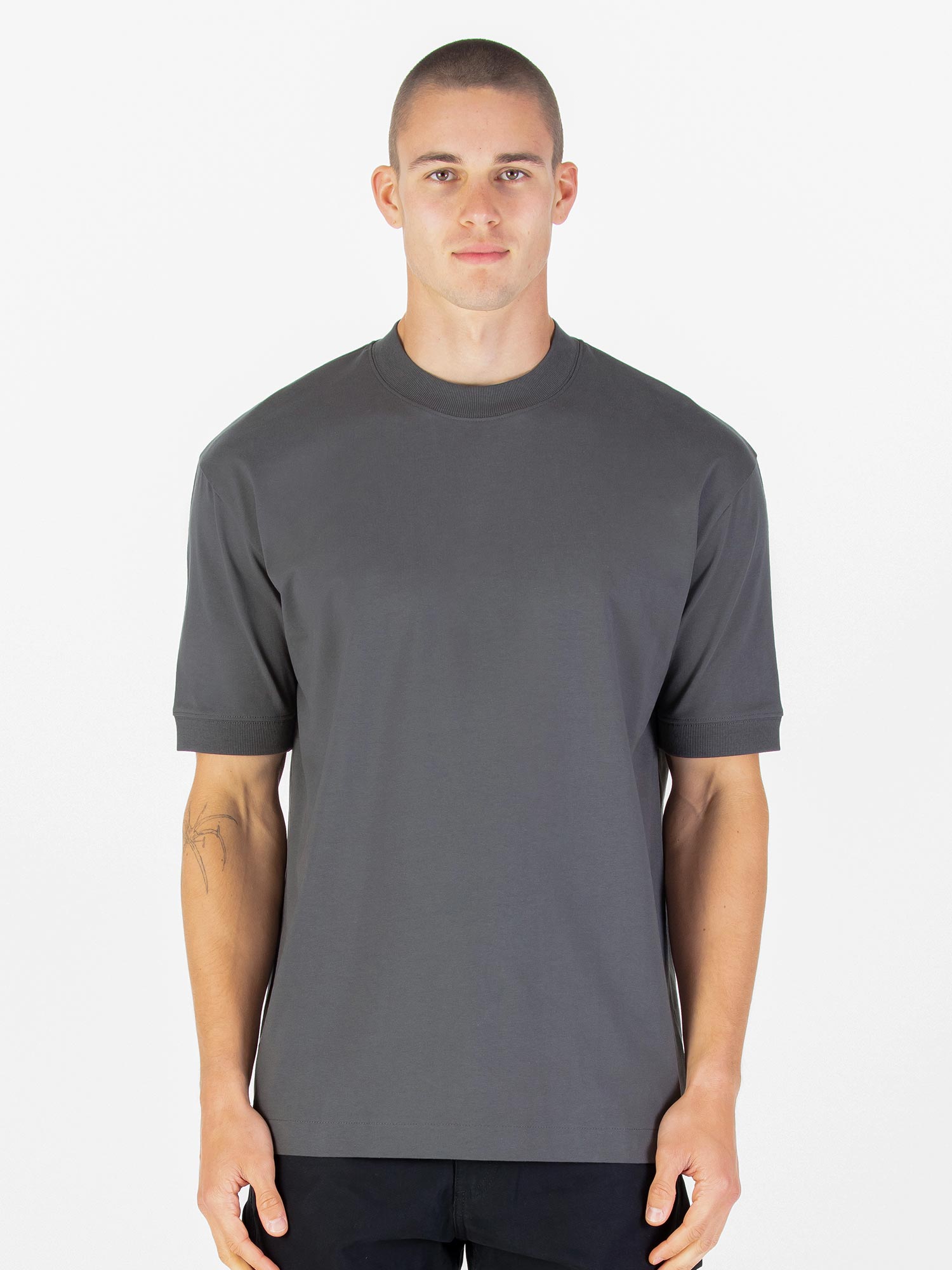WHO WEARS THE RELAXED FIT T-SHIRT
