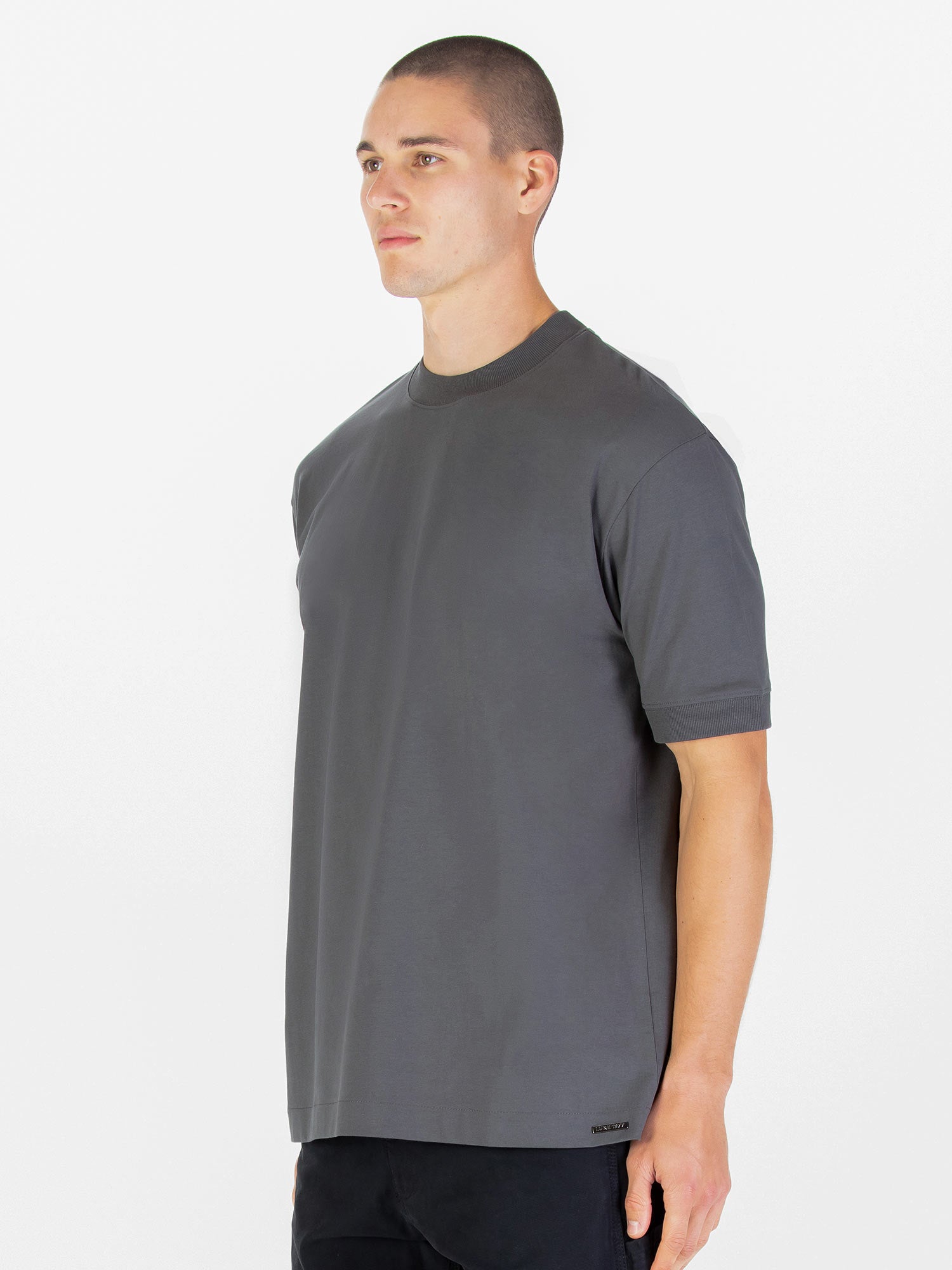 WHO WEARS THE RELAXED FIT T-SHIRT