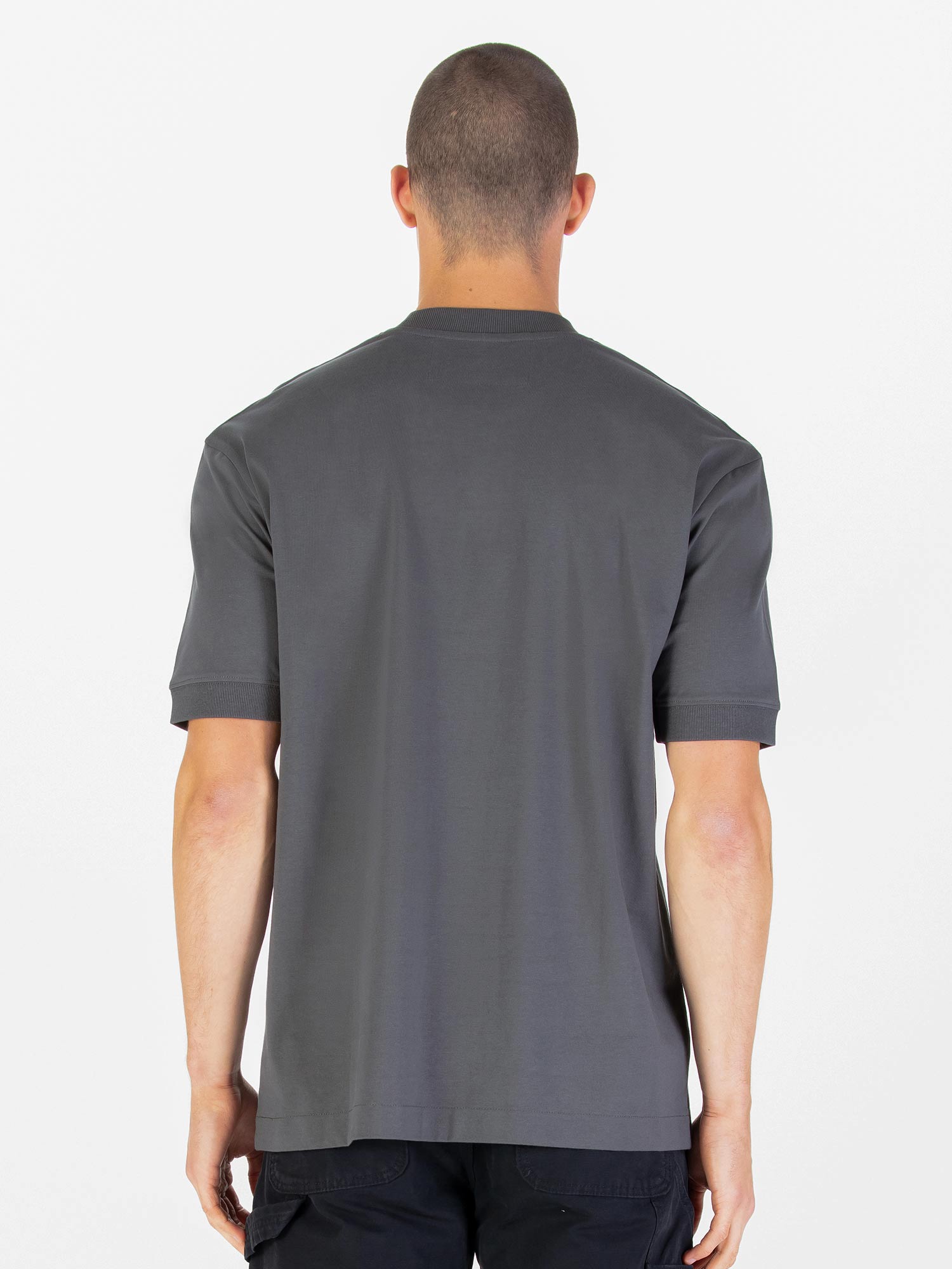 WHO WEARS THE RELAXED FIT T-SHIRT