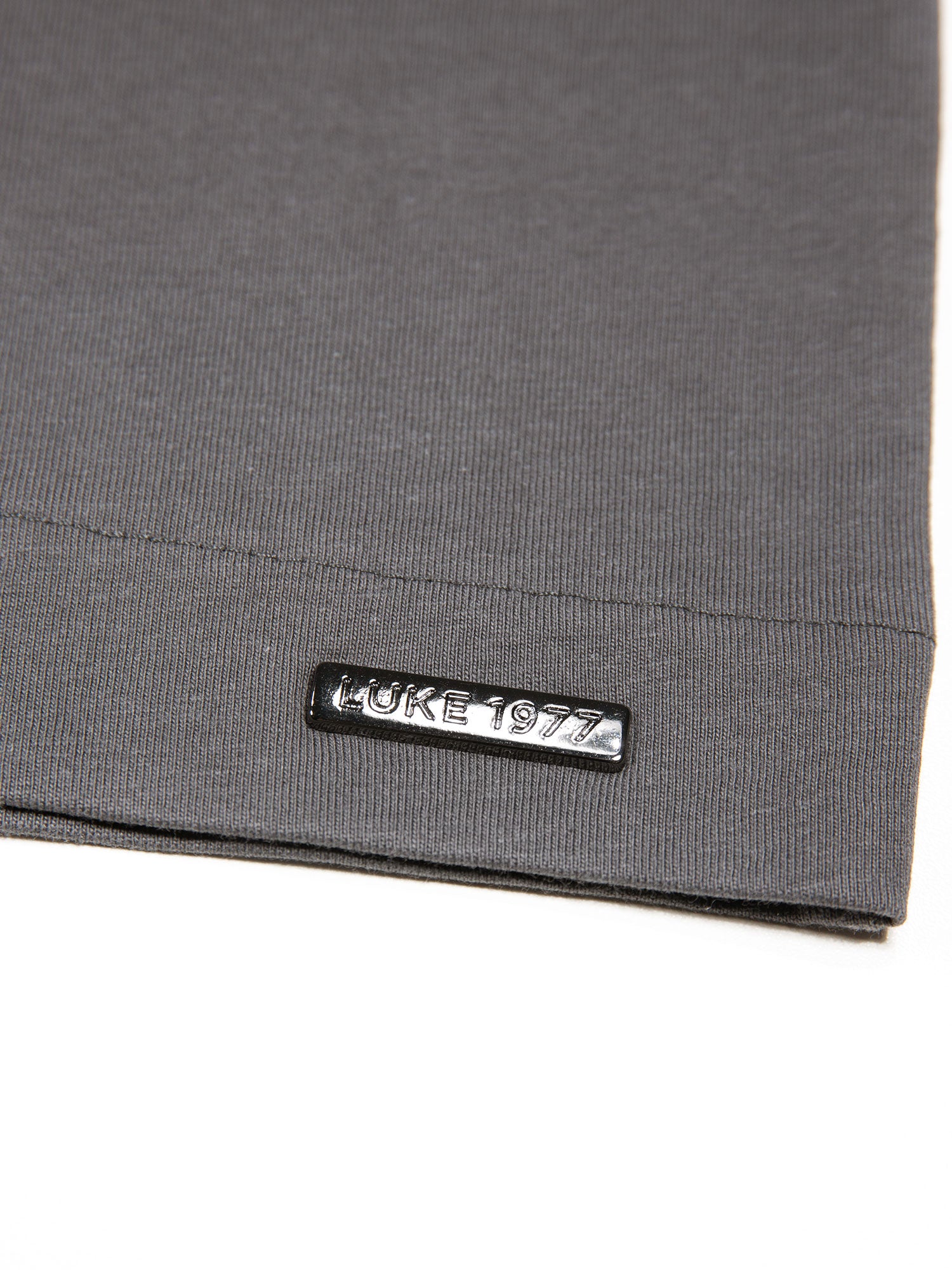 WHO WEARS THE RELAXED FIT T-SHIRT