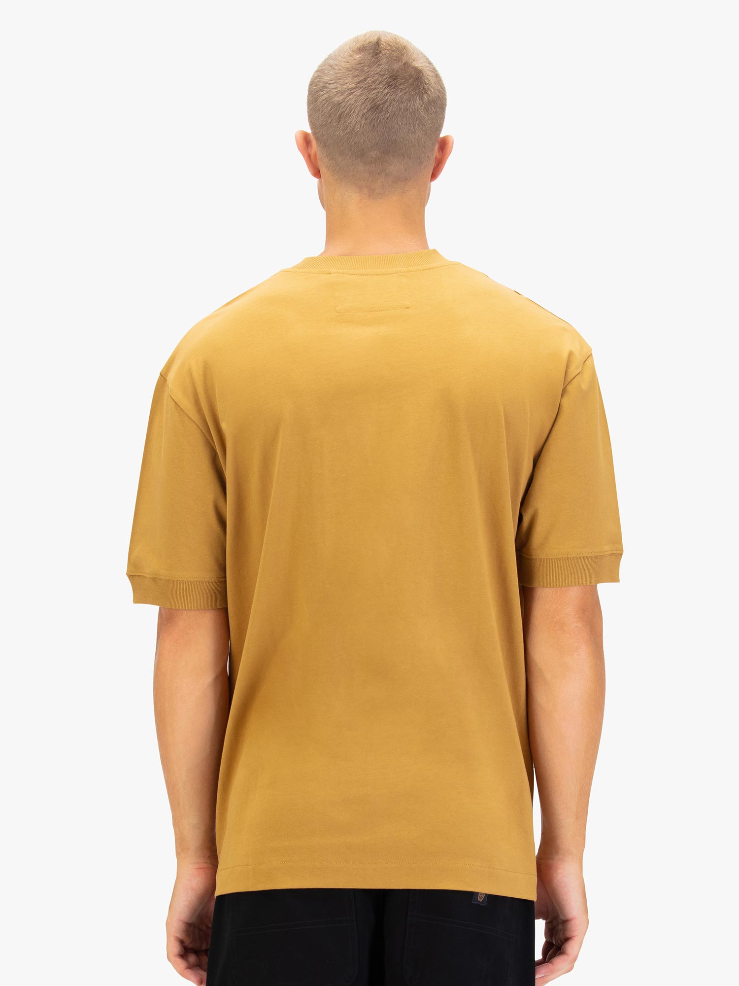 WHO WEARS THE RELAXED FIT T-SHIRT