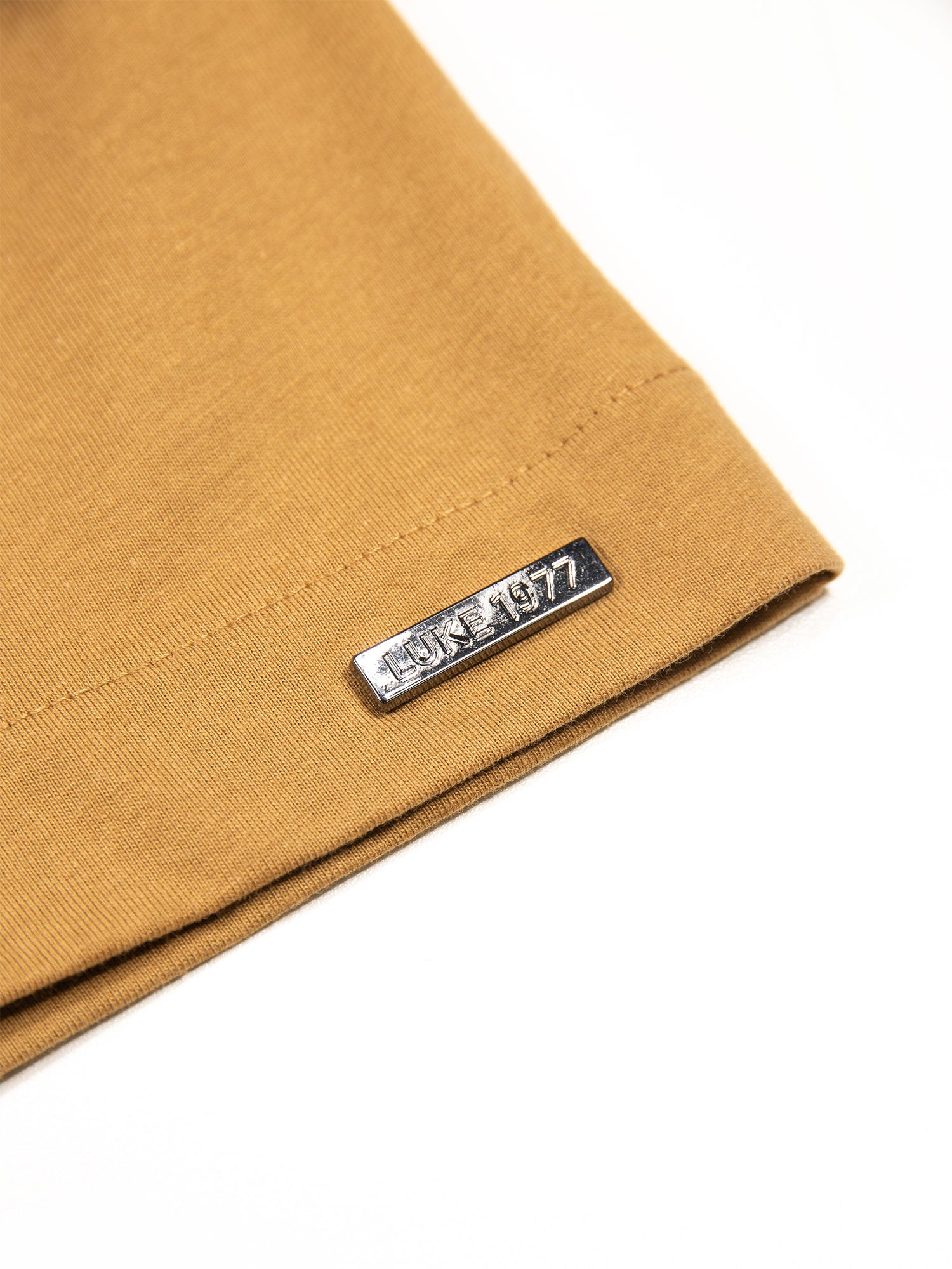 WHO WEARS THE RELAXED FIT T-SHIRT