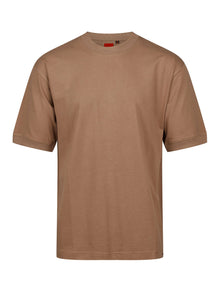  WHO WEARS THE RELAXED FIT T-SHIRT