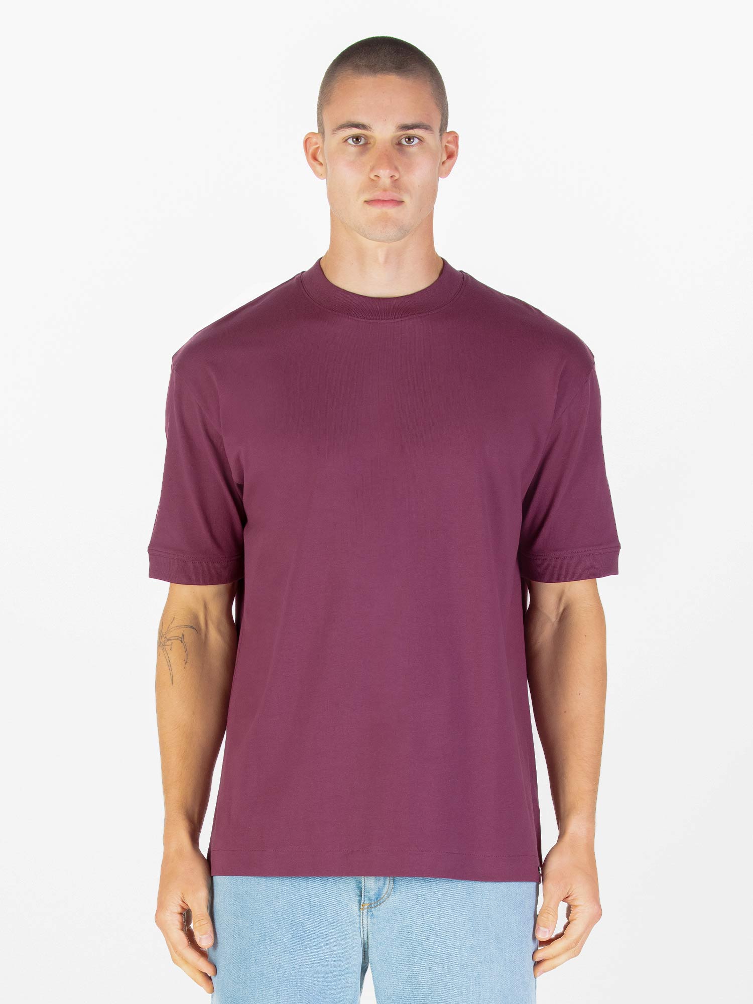 WHO WEARS THE RELAXED FIT T-SHIRT