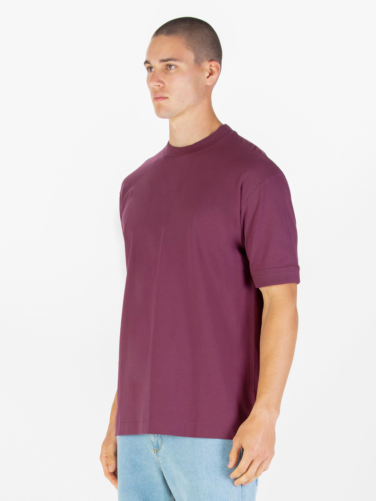 WHO WEARS THE RELAXED FIT T-SHIRT