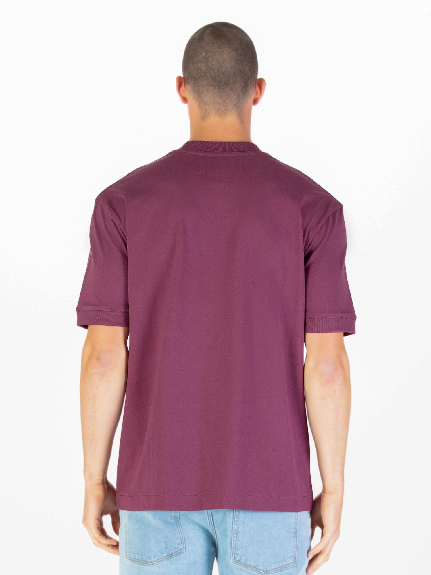 WHO WEARS THE RELAXED FIT T-SHIRT