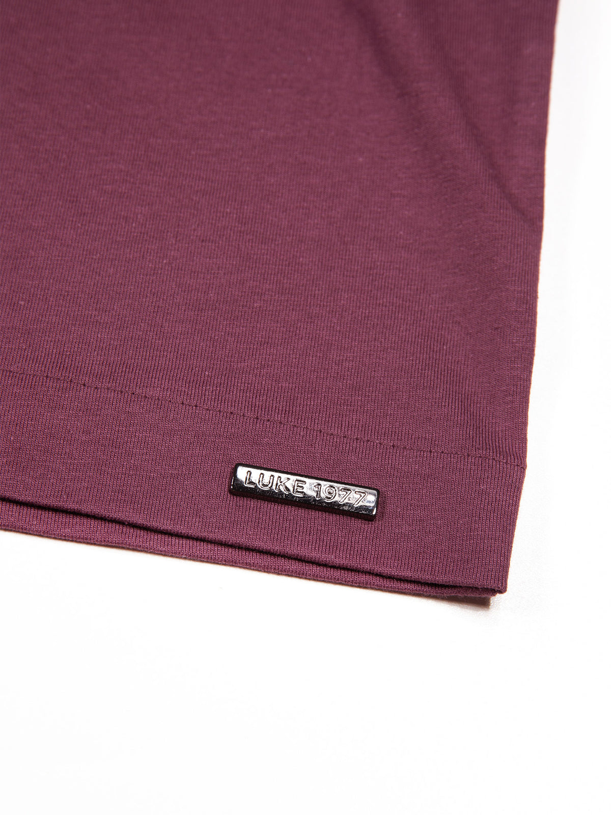 Men's relaxed-fit purple t-shirt with crew neck and short sleeves, detail view 3