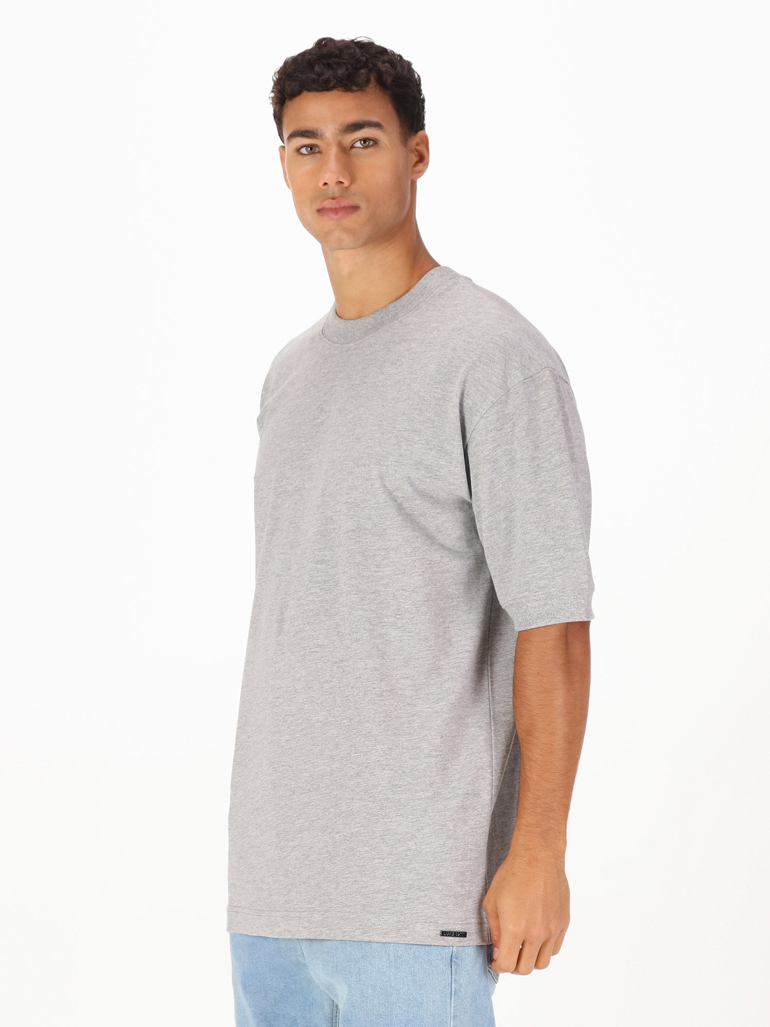 WHO WEARS THE RELAXED FIT T-SHIRT