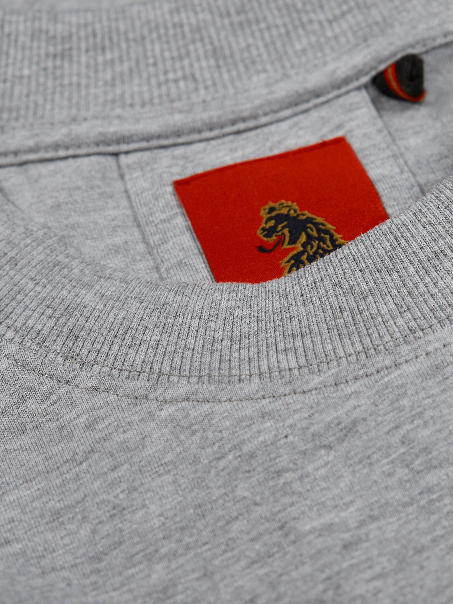 WHO WEARS THE RELAXED FIT T-SHIRT