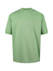  WHO WEARS THE RELAXED FIT T-SHIRT