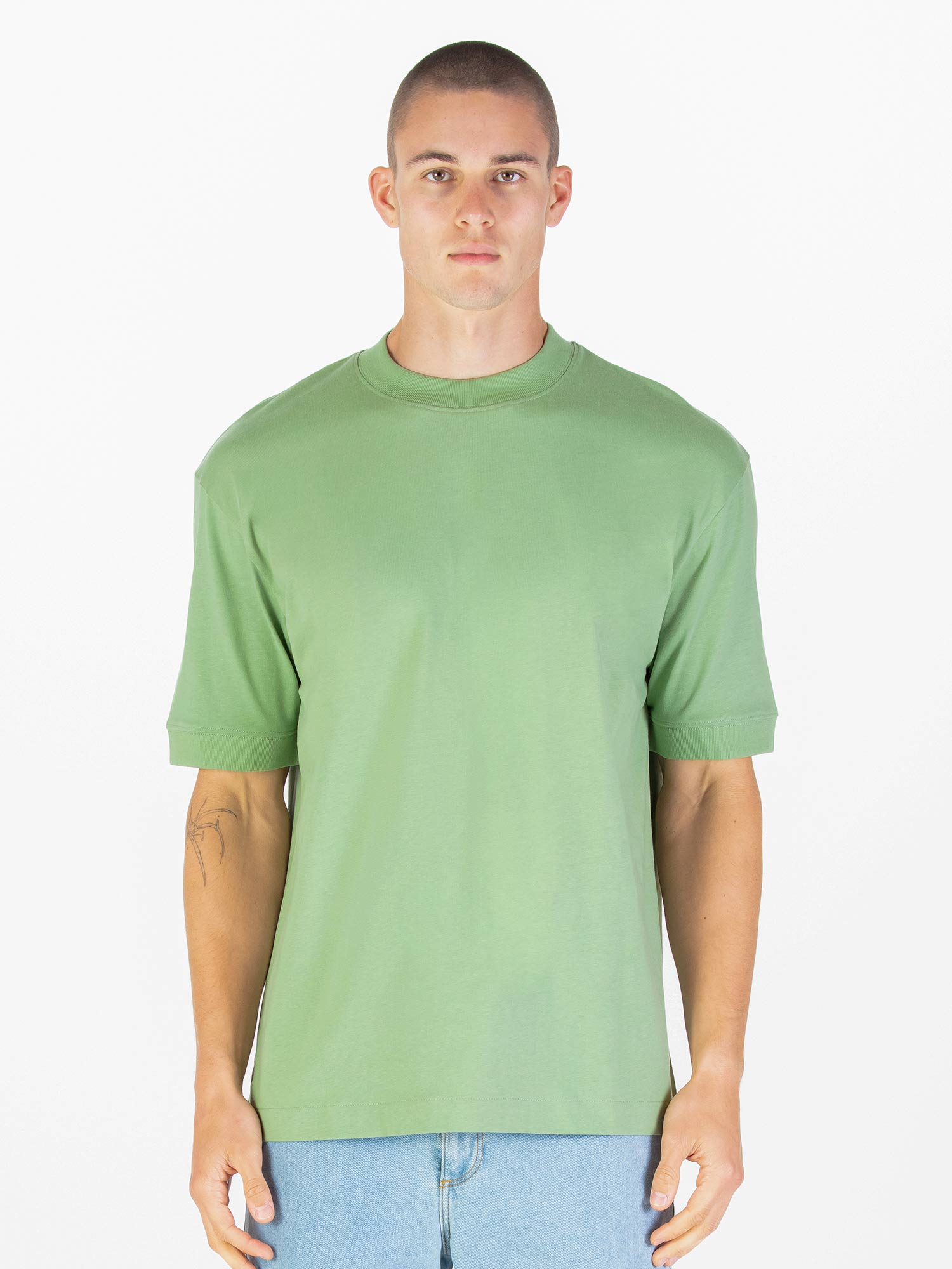 WHO WEARS THE RELAXED FIT T-SHIRT