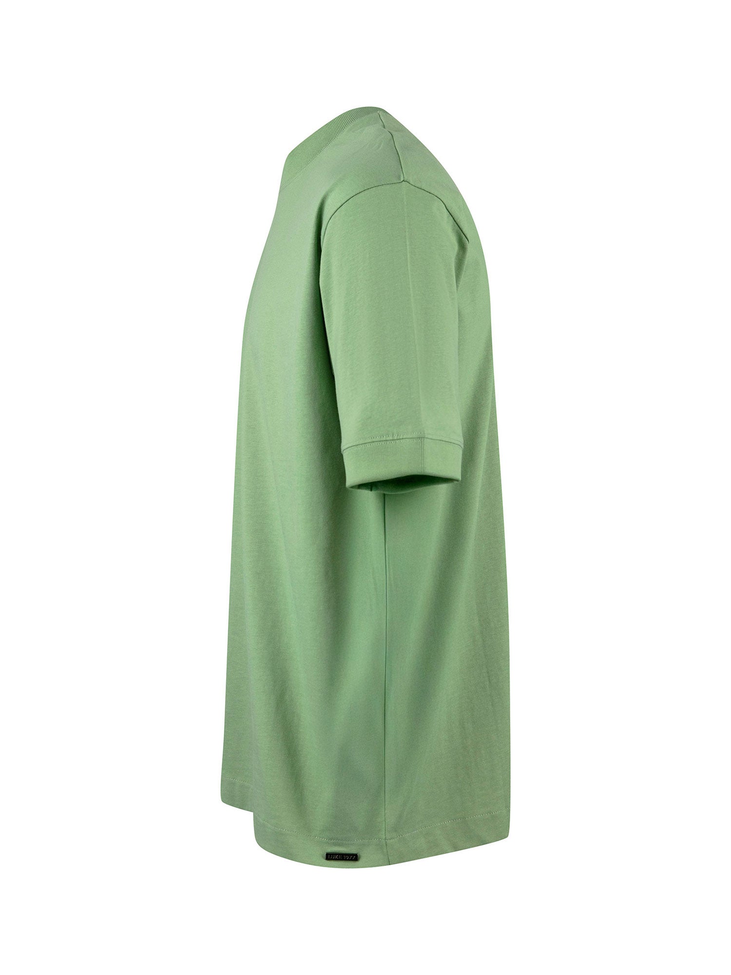 WHO WEARS THE RELAXED FIT T-SHIRT