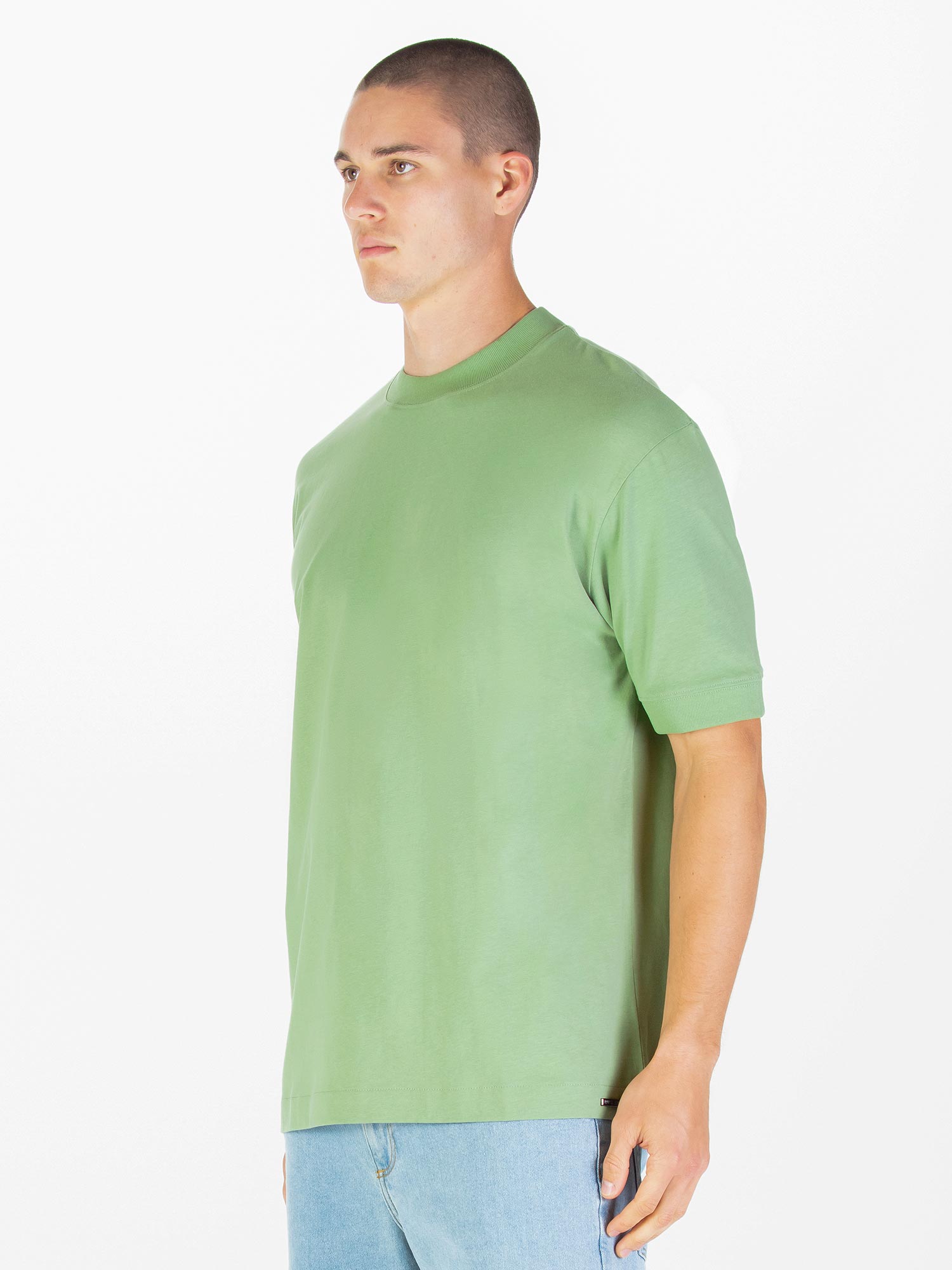 WHO WEARS THE RELAXED FIT T-SHIRT
