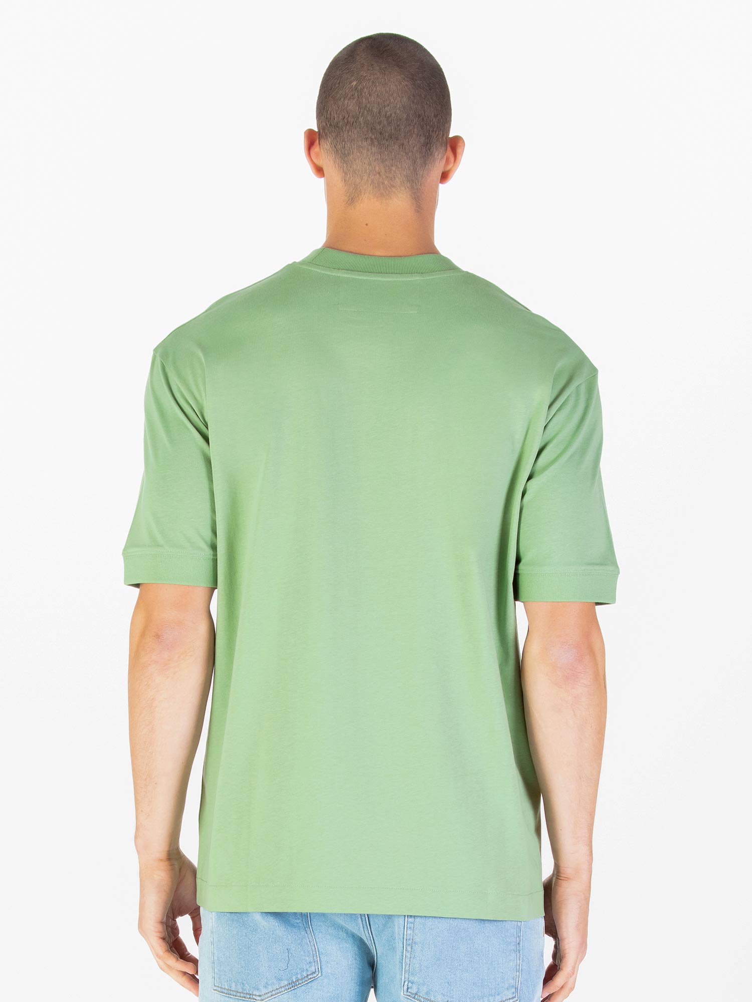 WHO WEARS THE RELAXED FIT T-SHIRT