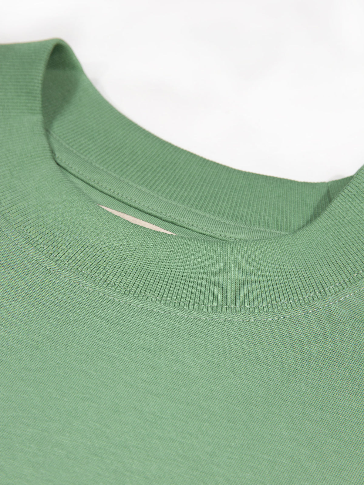 Men's relaxed-fit green t-shirt with crew neck and short sleeves, detail view 2