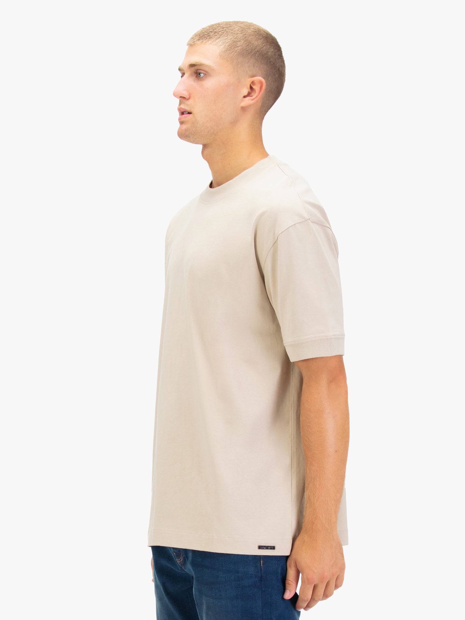 WHO WEARS THE RELAXED FIT T-SHIRT