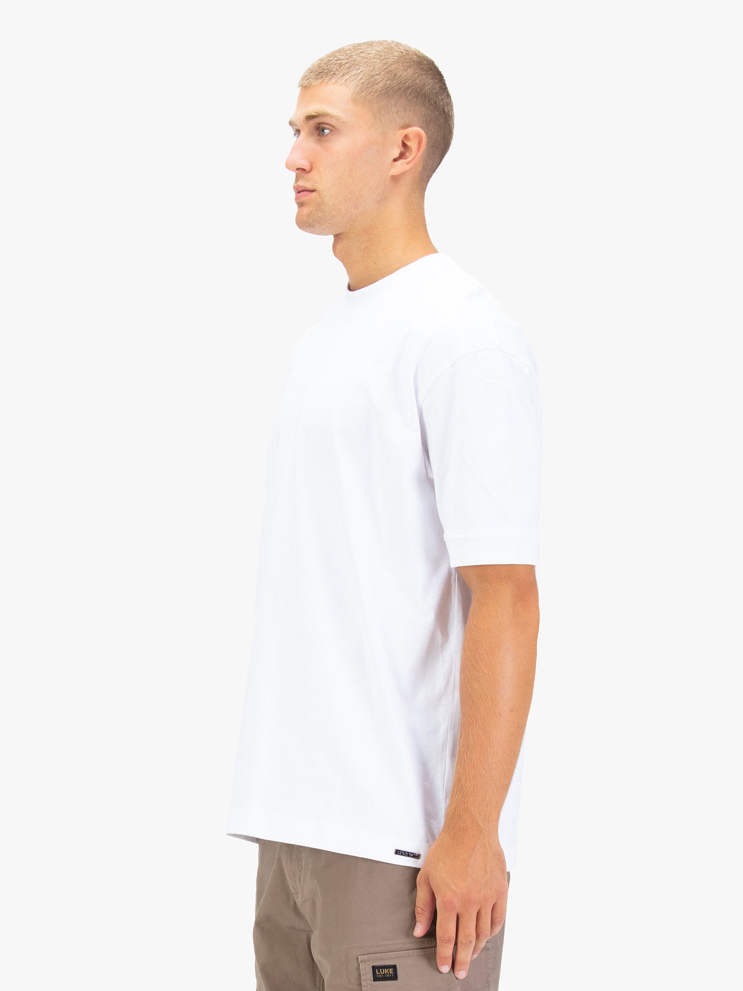 WHO WEARS THE RELAXED FIT T-SHIRT