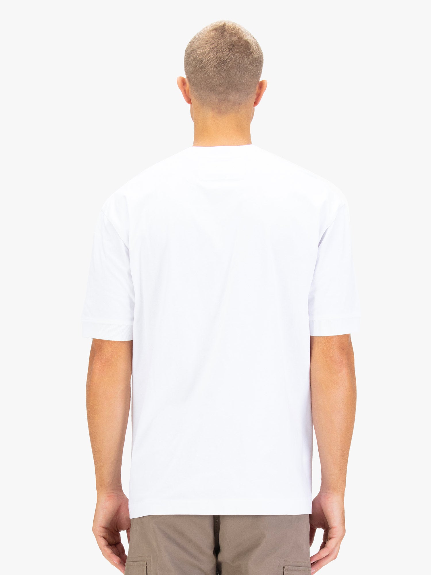 WHO WEARS THE RELAXED FIT T-SHIRT