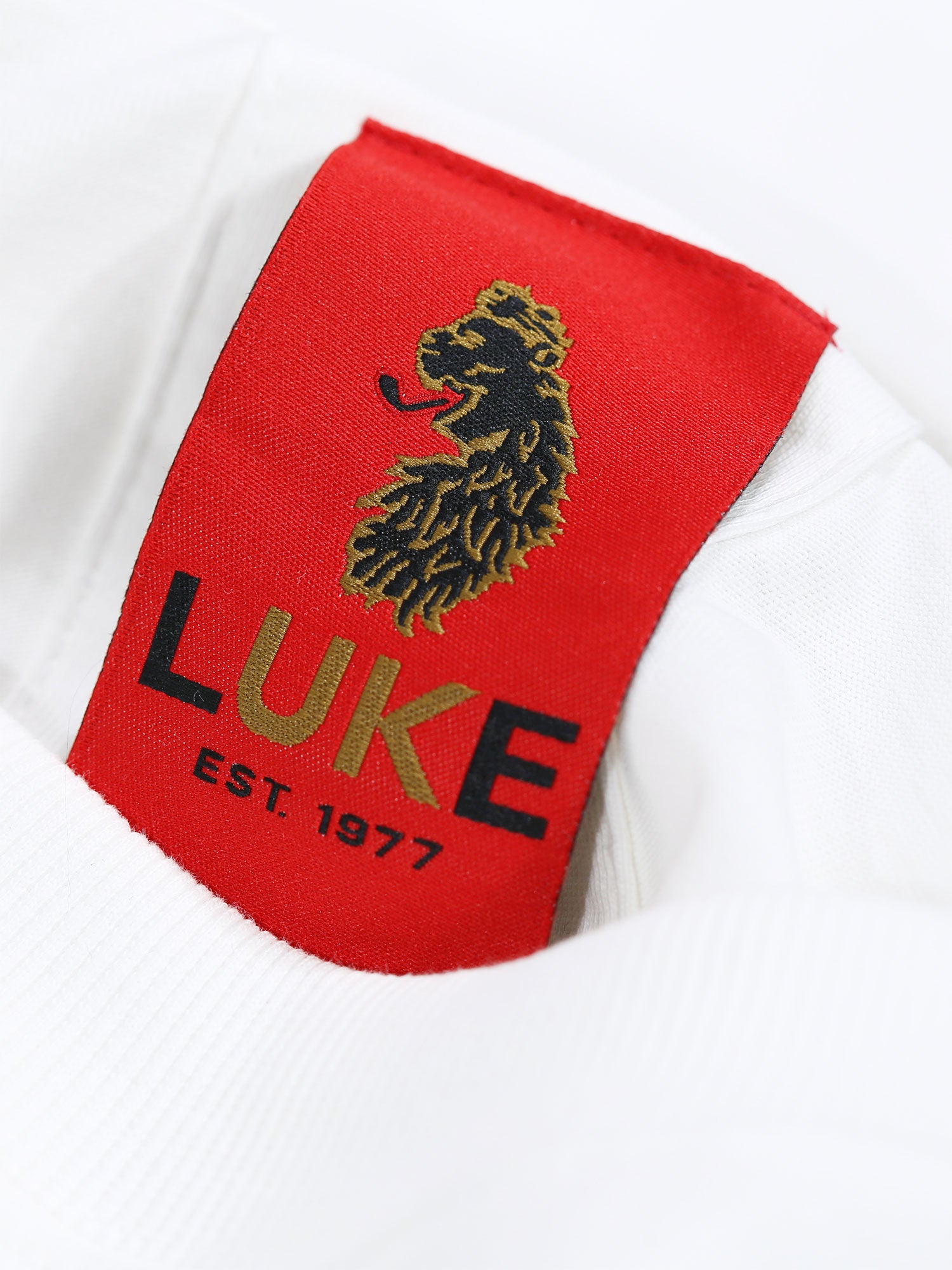 WHO WEARS THE RELAXED FIT T-SHIRT