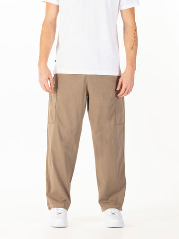 Men's brown cargo trousers with cargo pockets.