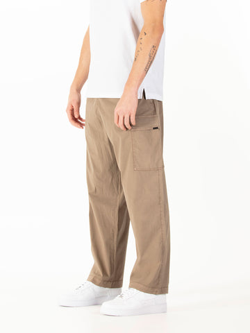Men's brown cargo trousers with cargo pockets.