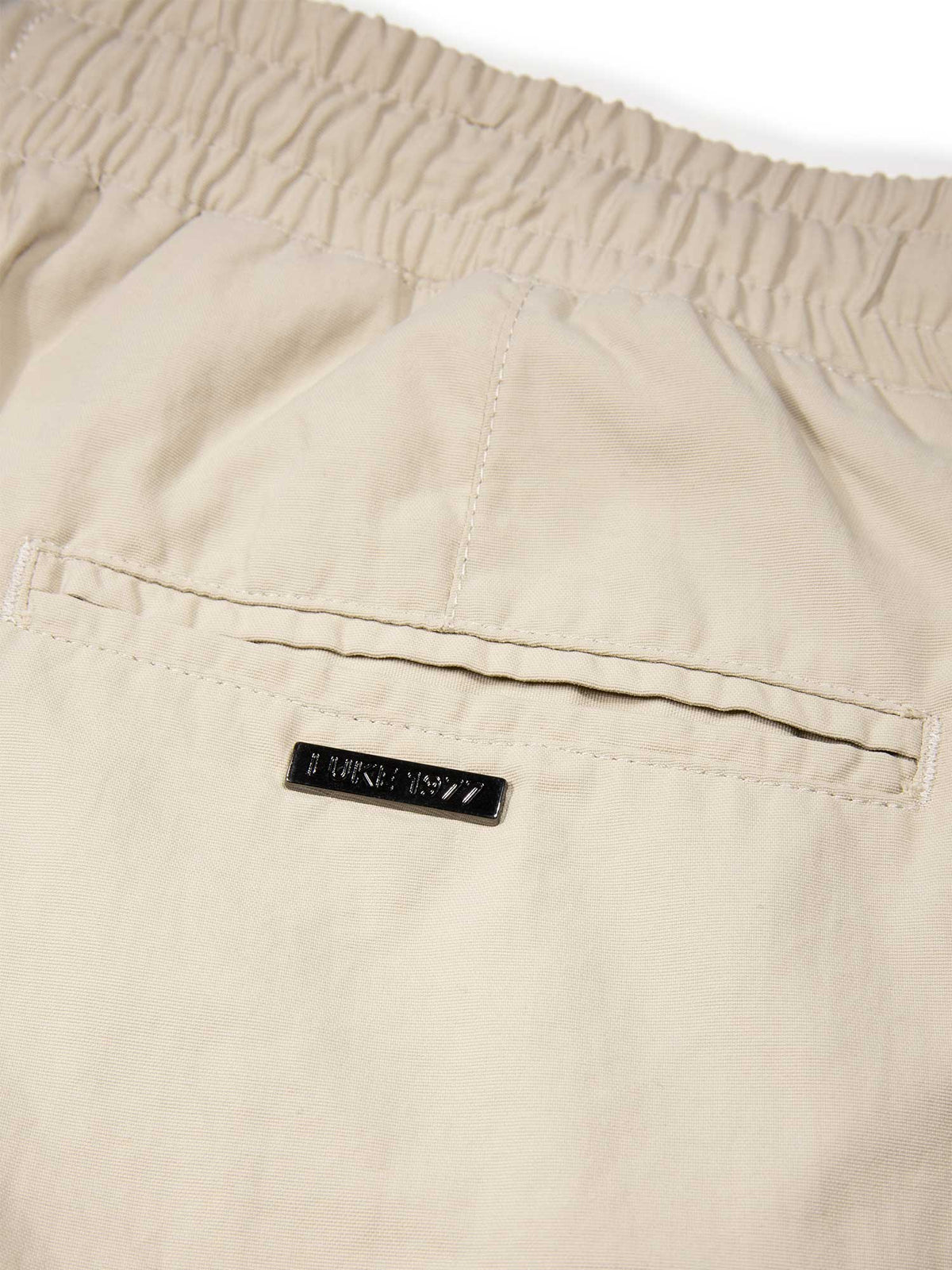 Men's beige shorts with elasticated waistband, detail view 3