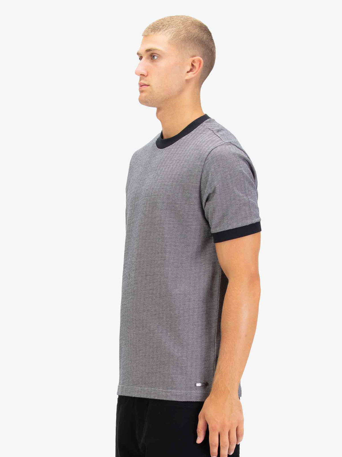 Men's grey t-shirt with crew neck and short sleeves.