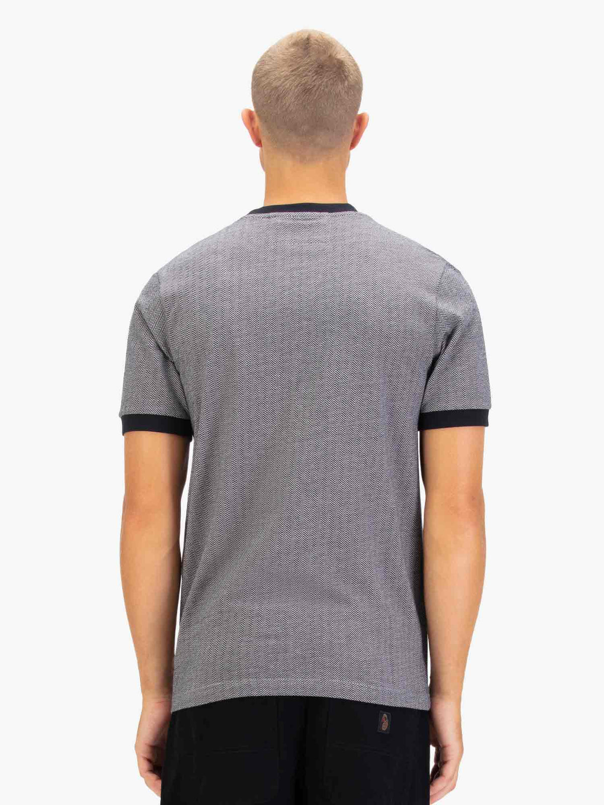 Men's grey t-shirt with crew neck and short sleeves.
