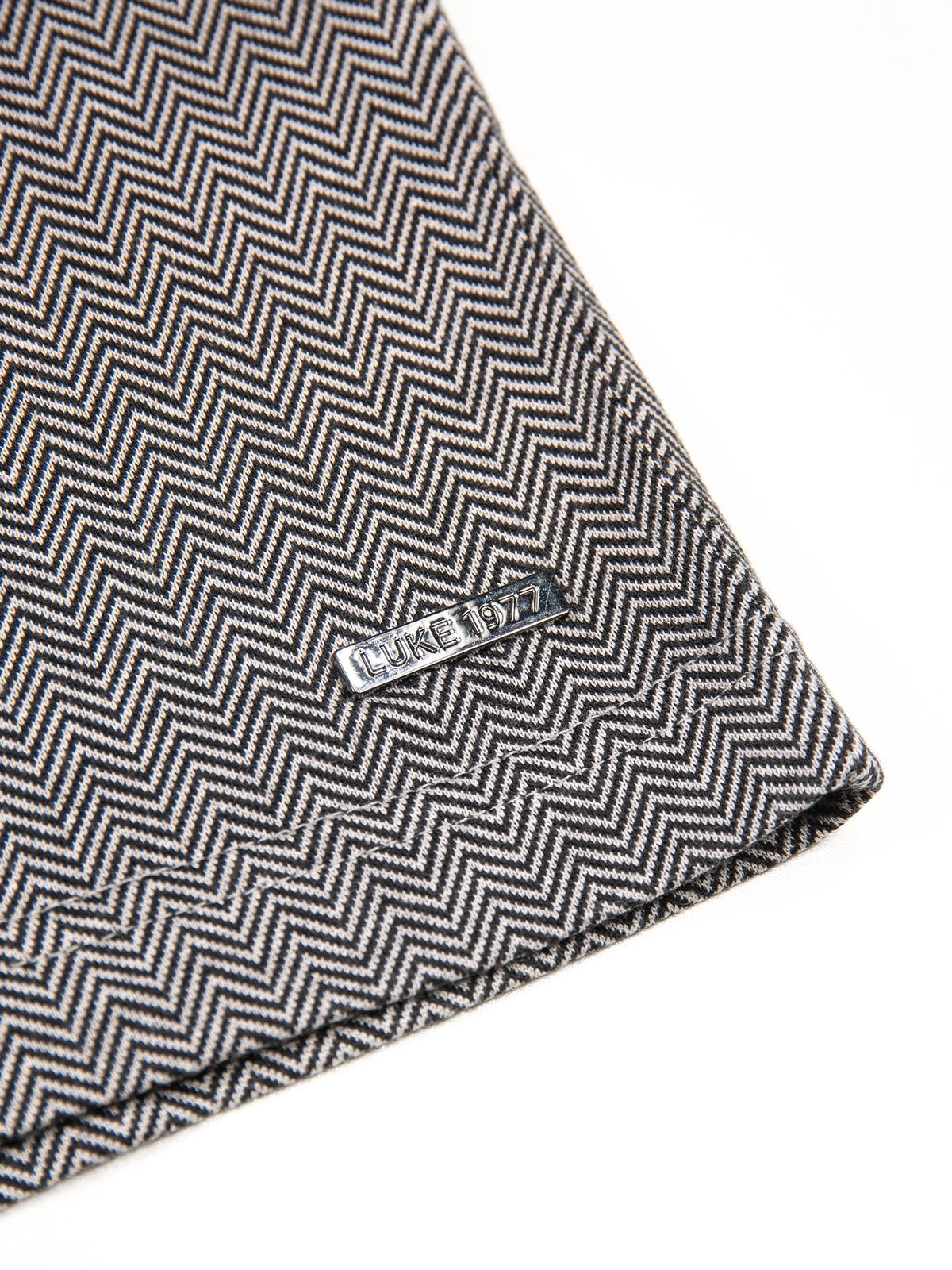 Men's grey t-shirt with crew neck and short sleeves.