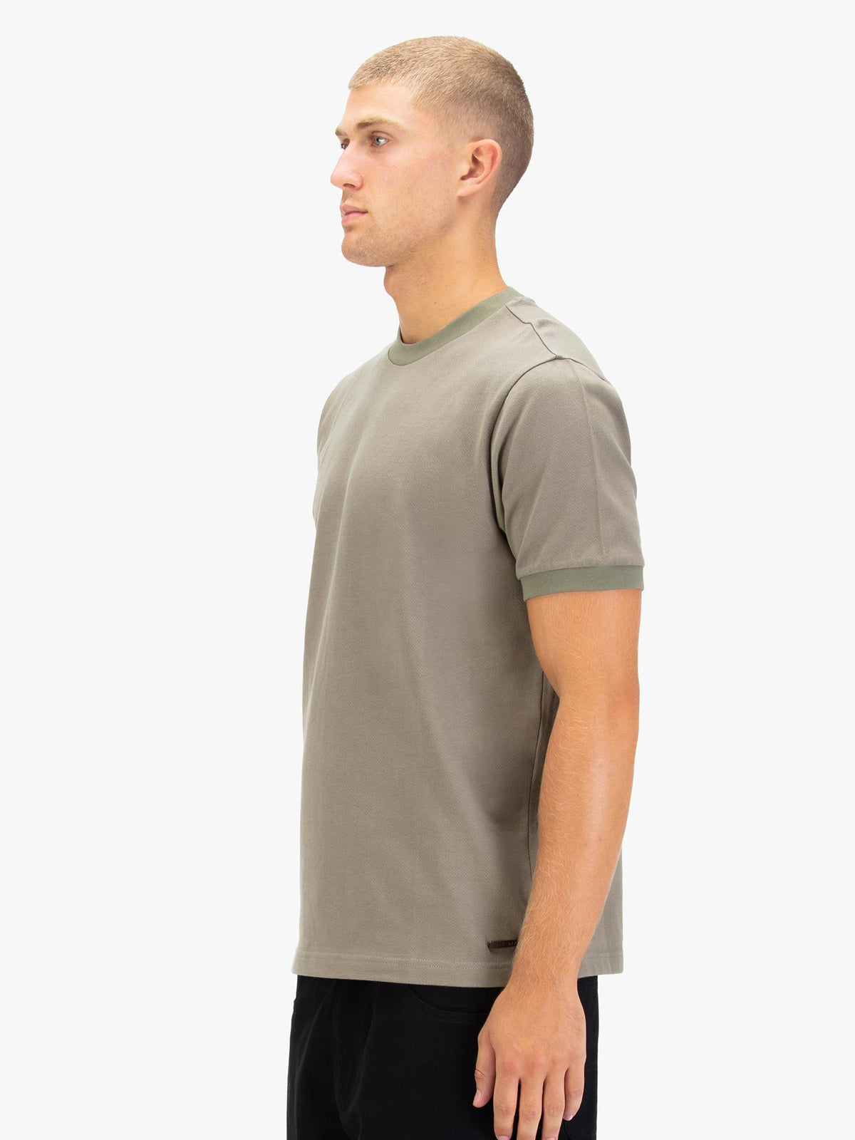 Men's brown t-shirt with crew neck and short sleeves.