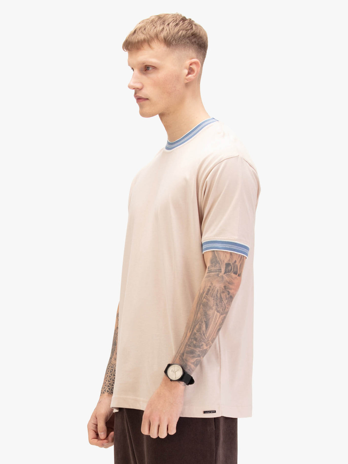 Men's beige t-shirt with crew neck and short sleeves.