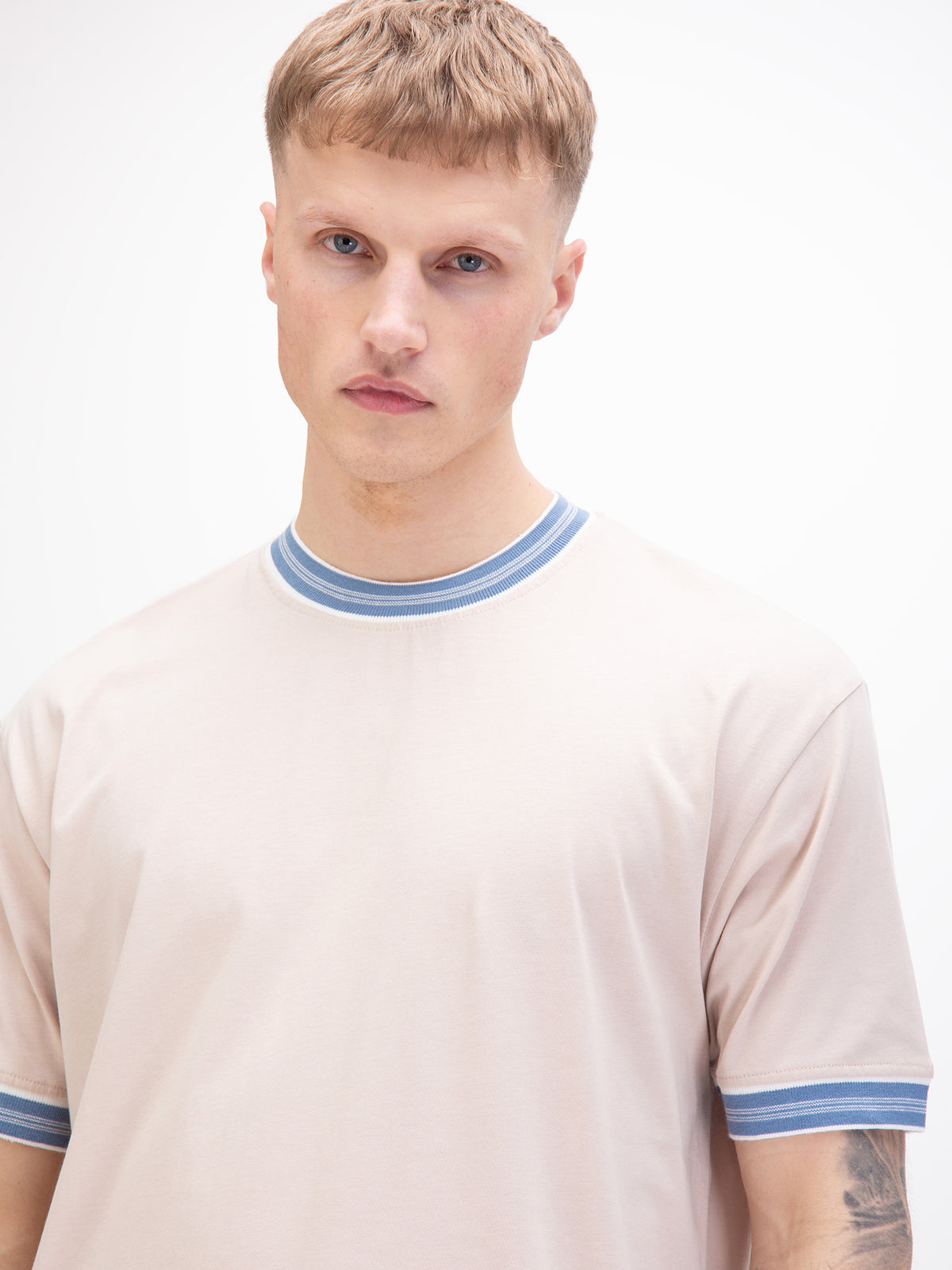 Men's beige t-shirt with crew neck and short sleeves.