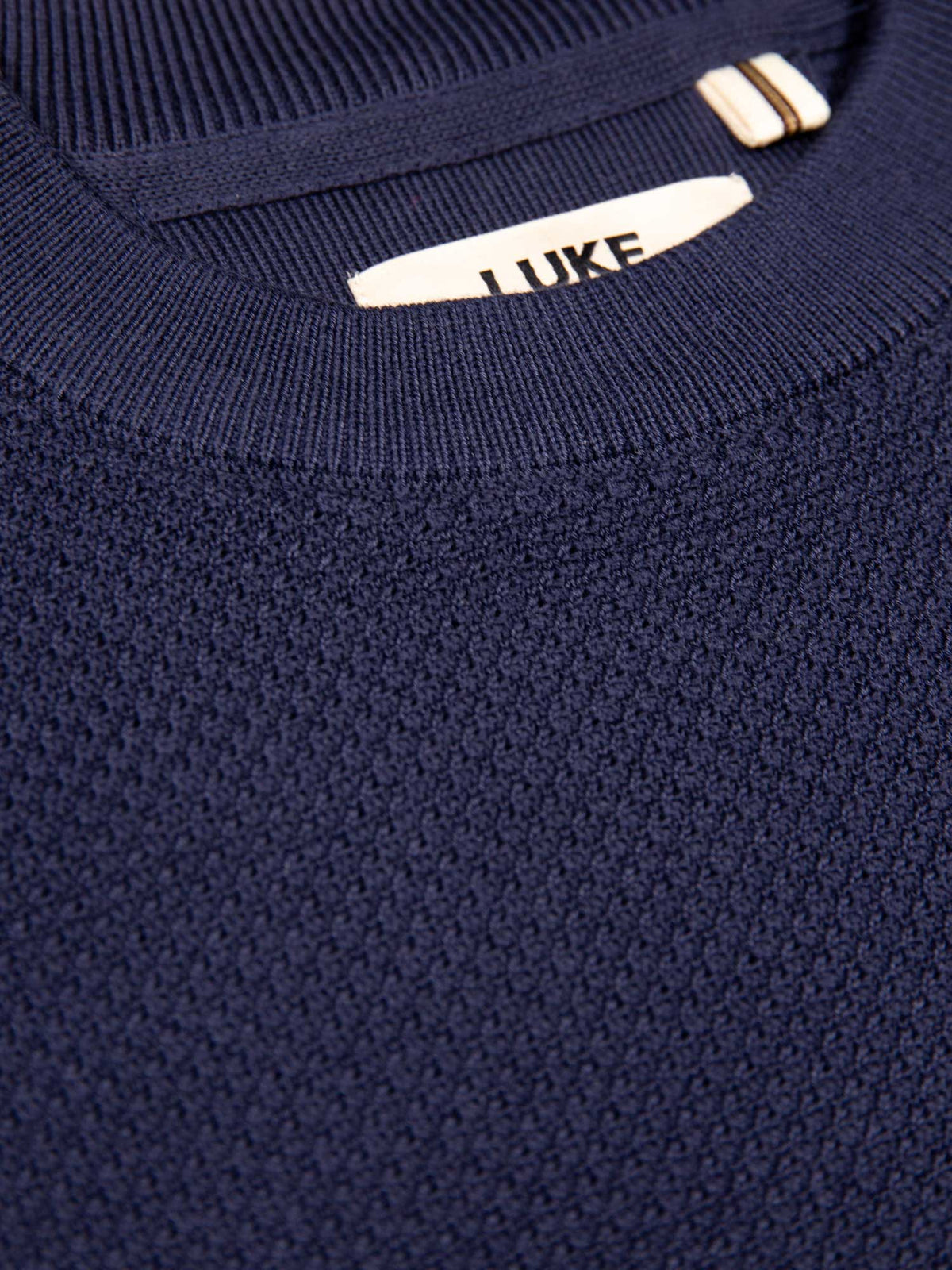 Men's relaxed-fit navy t-shirt with crew neck and short sleeves, detail view 2