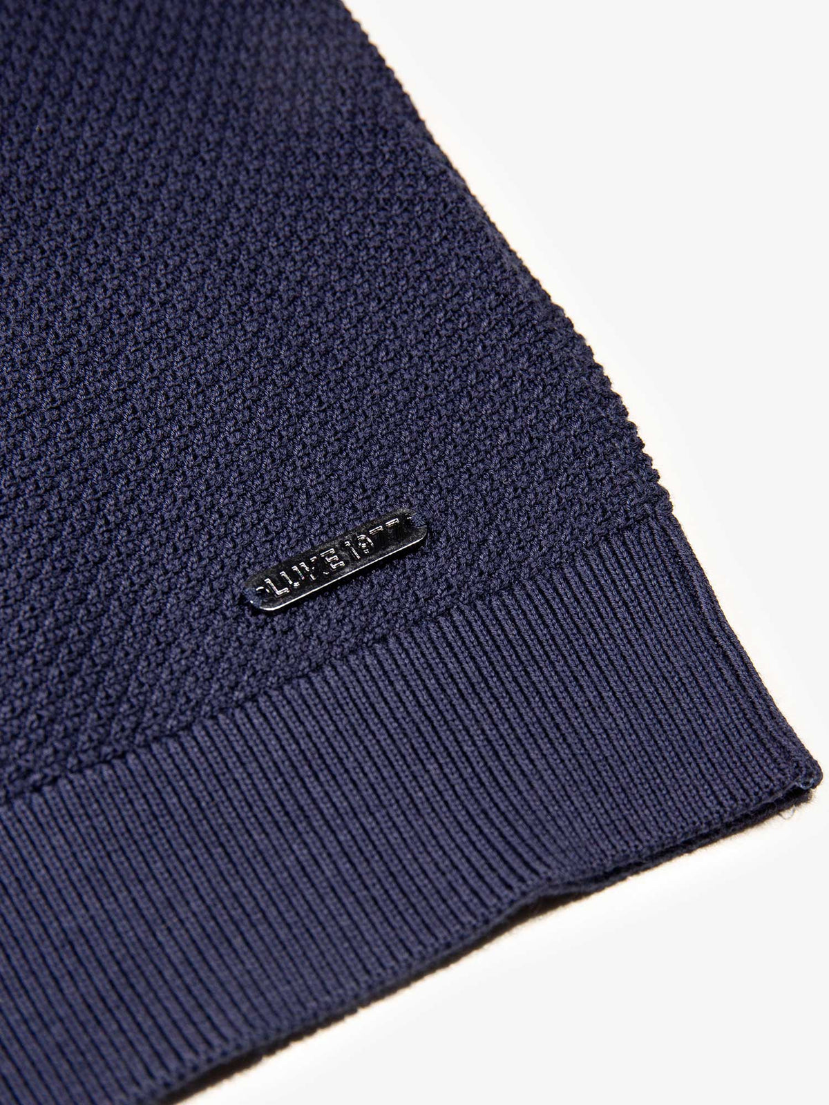 Men's relaxed-fit navy t-shirt with crew neck and short sleeves, detail view 4