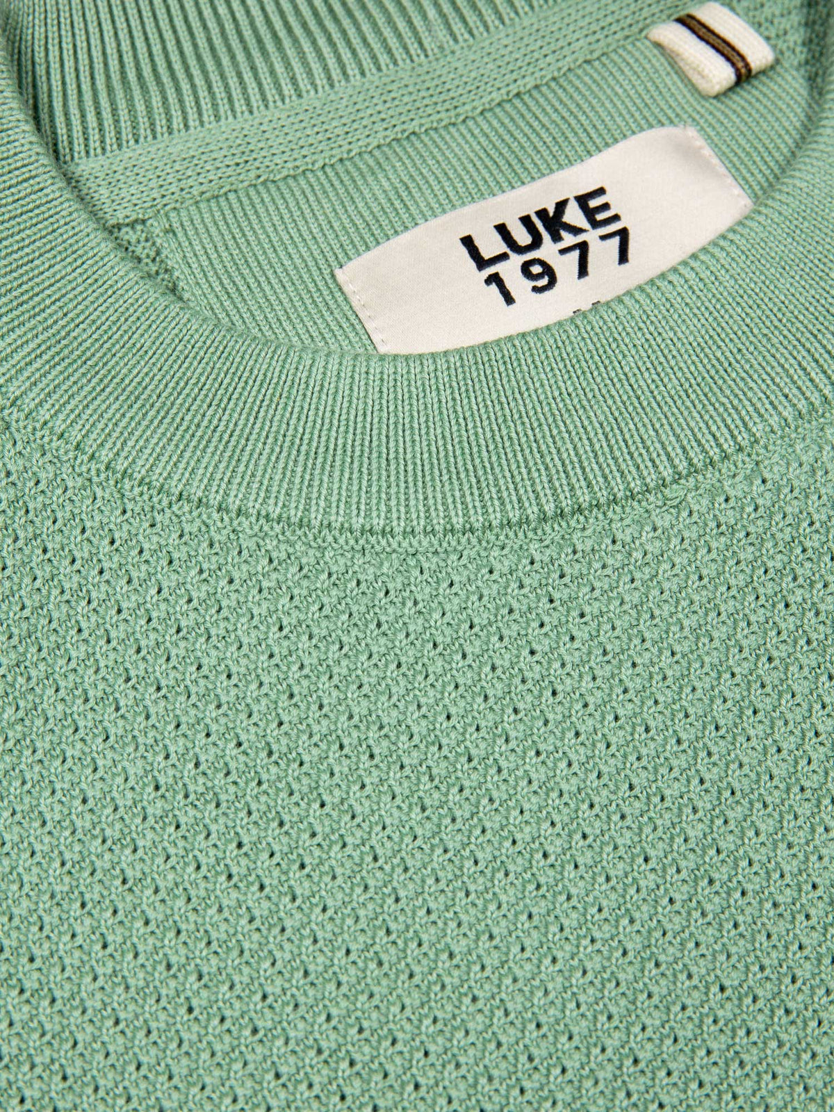 Men's relaxed-fit green t-shirt with crew neck and short sleeves, detail view 3