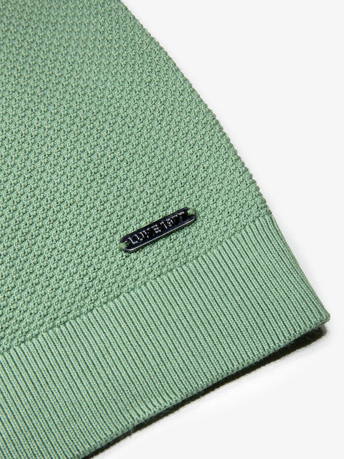Men's relaxed-fit green t-shirt with crew neck and short sleeves, detail view 5