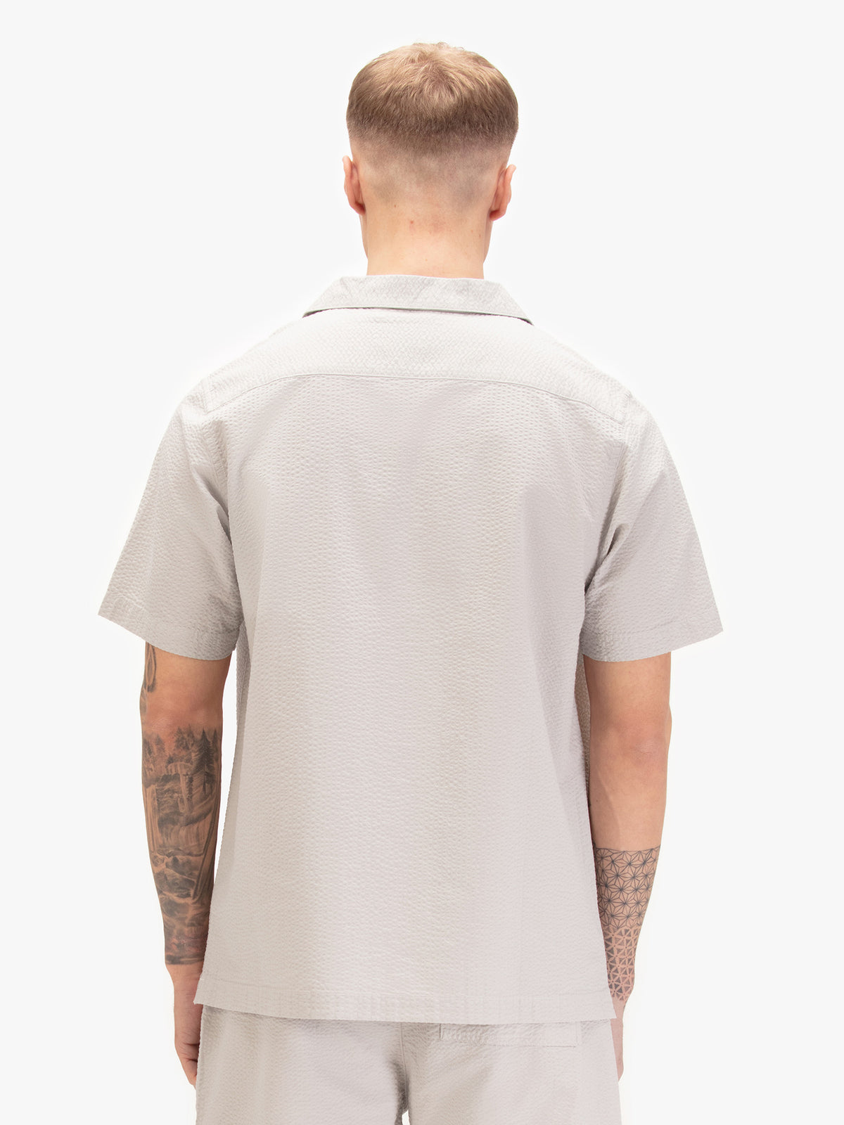 Men's grey shirt with button-up front, detail view 1