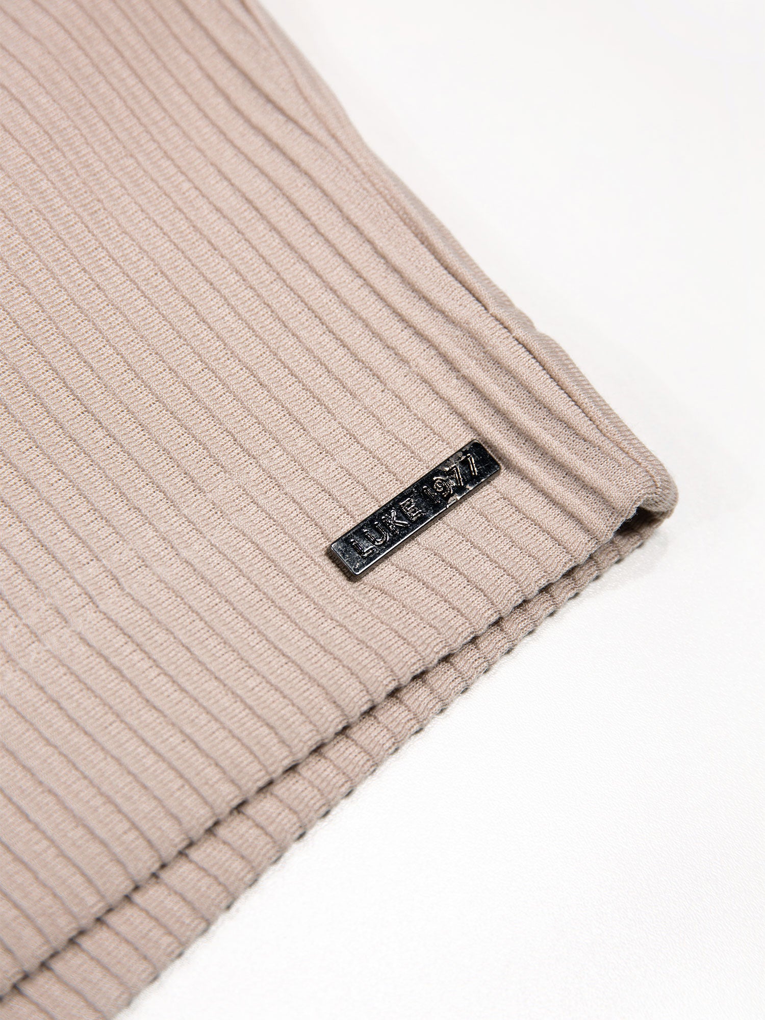 HELSTON RIBBED TEXTURED SHORTS