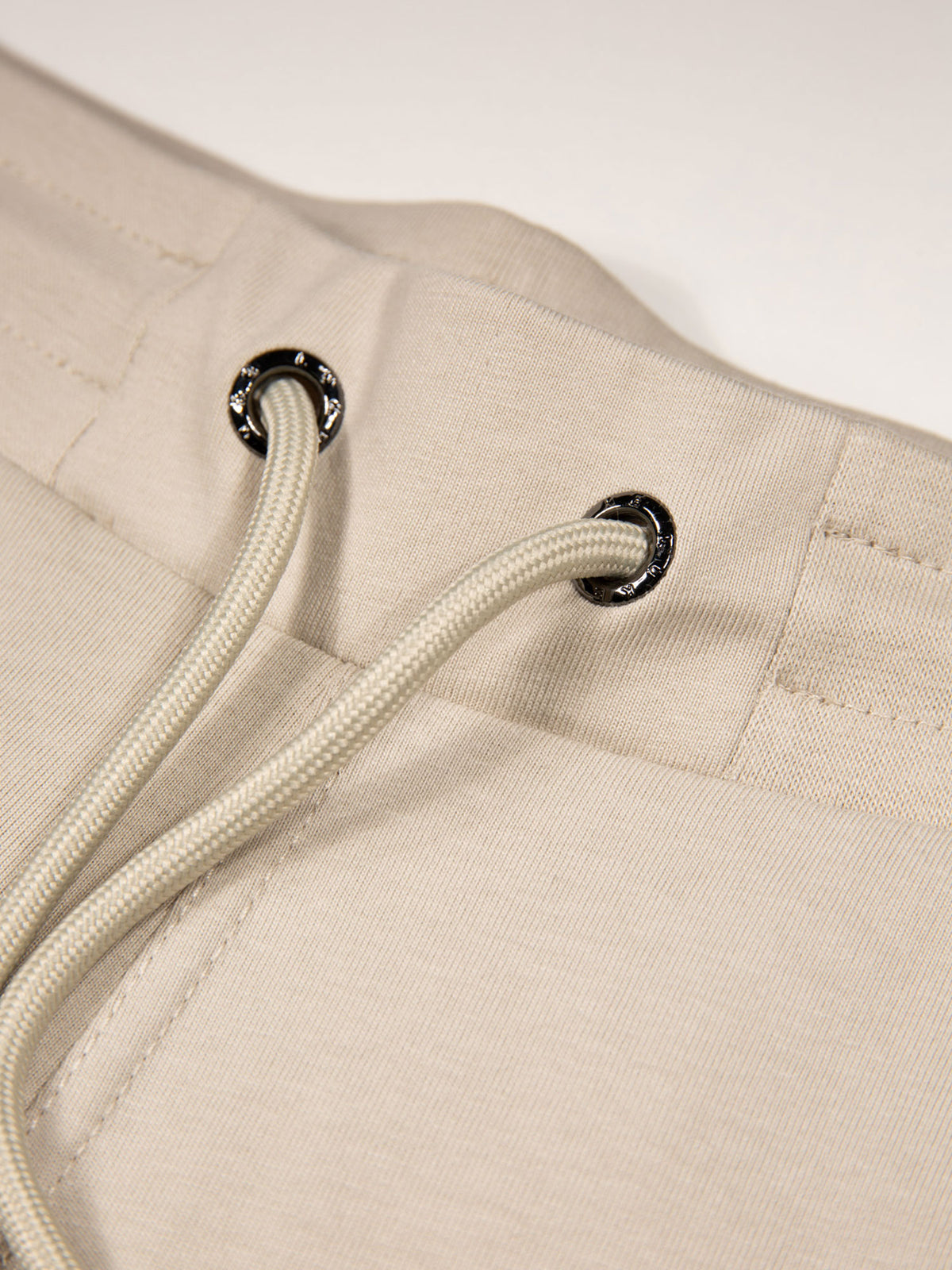 Men's beige shorts with drawstring waistband, detail view 3