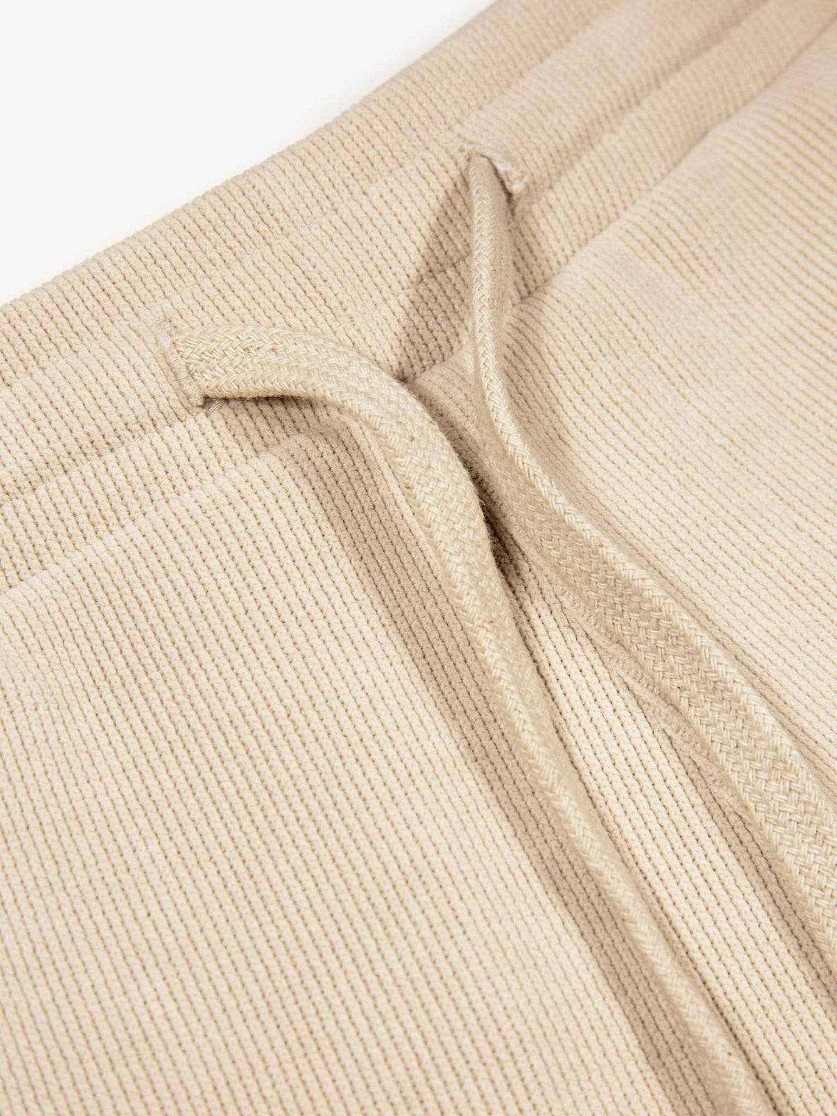 Men's beige shorts with drawstring waistband and cargo pockets, detail view 1