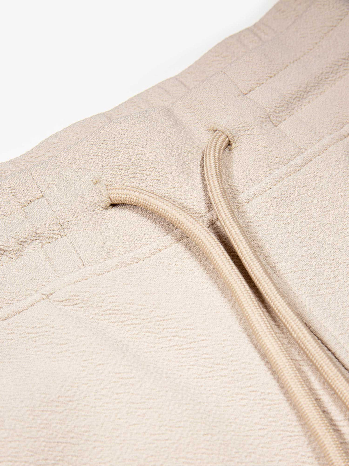Men's beige shorts with drawstring waistband, detail view 1