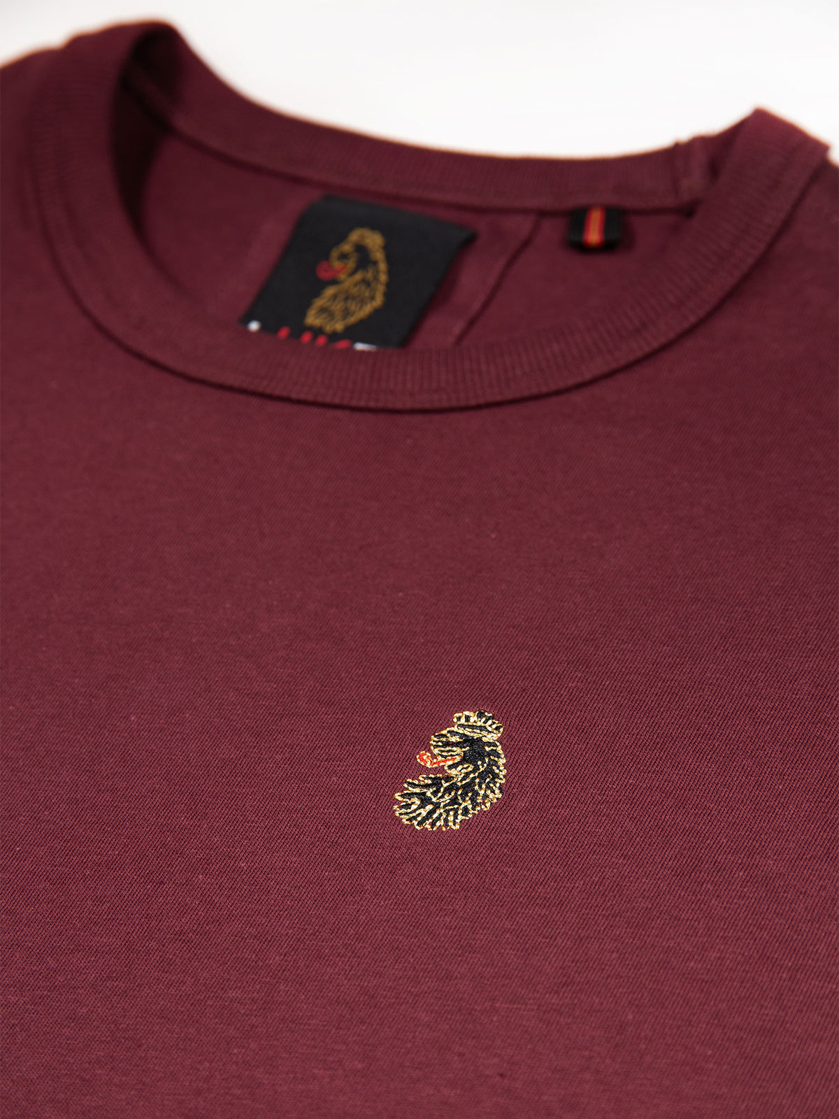 Men's red t-shirt with crew neck and short sleeves, detail view