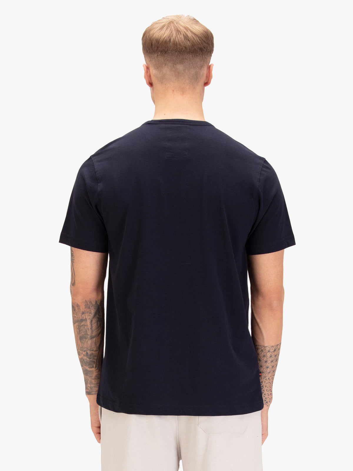 Men's navy t-shirt with crew neck and short sleeves, detail view 1